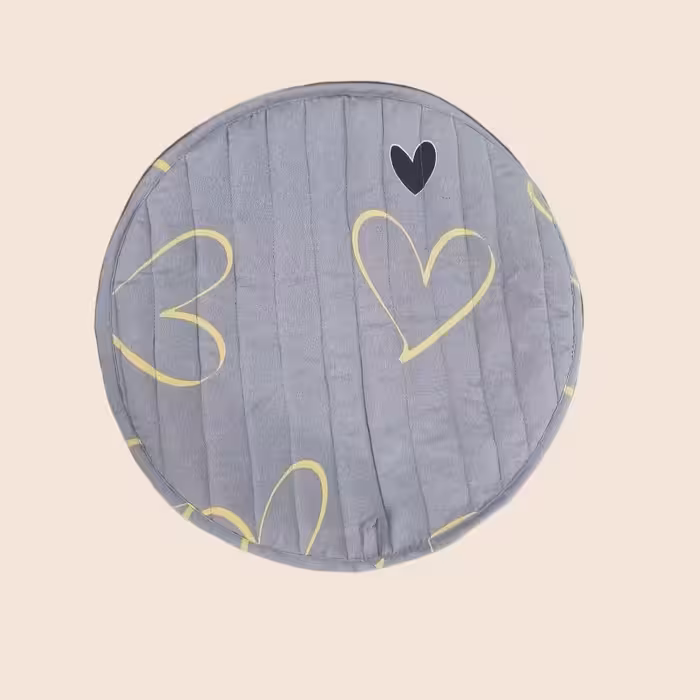 دم کنی آشپزخانه موجود در یک سایز  قطر 40 سانت  طرح قلب در زمینه خاکستری