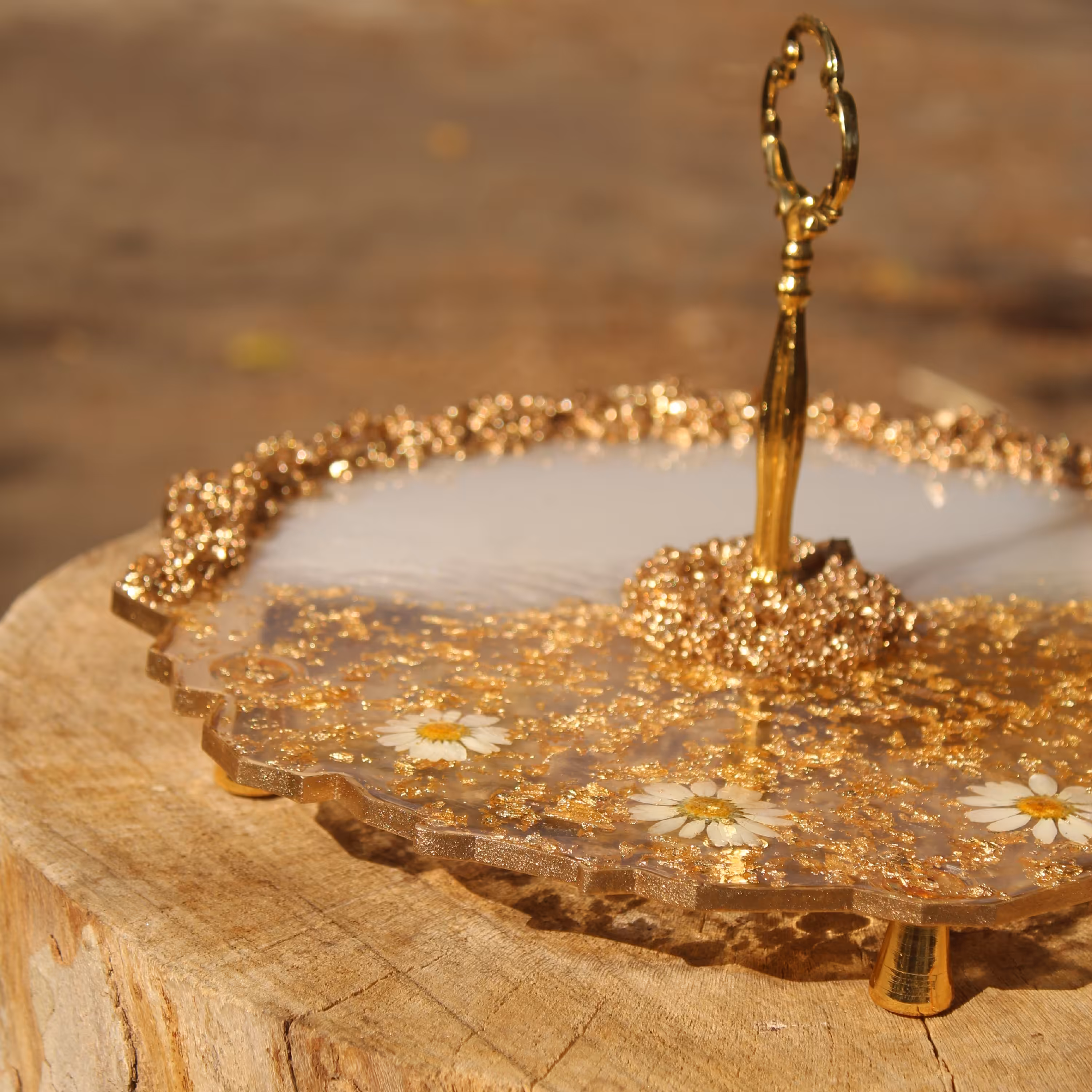 شیرینی خوری یک طبقه طرح گل بابونه رزینی همراه با ورق طلا