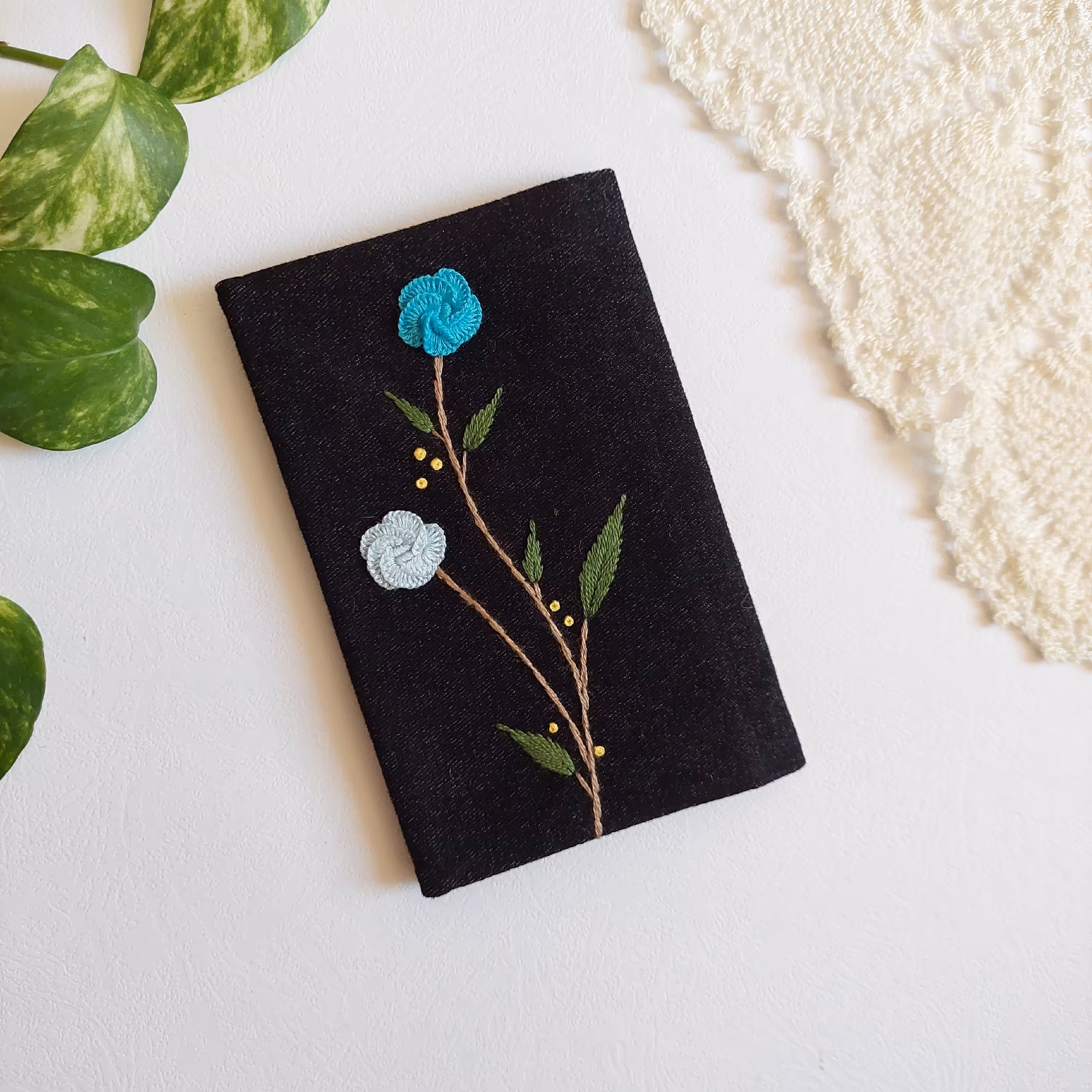 جای دستمال کاغذی گلدوزی شده با دست طرح گل آبی