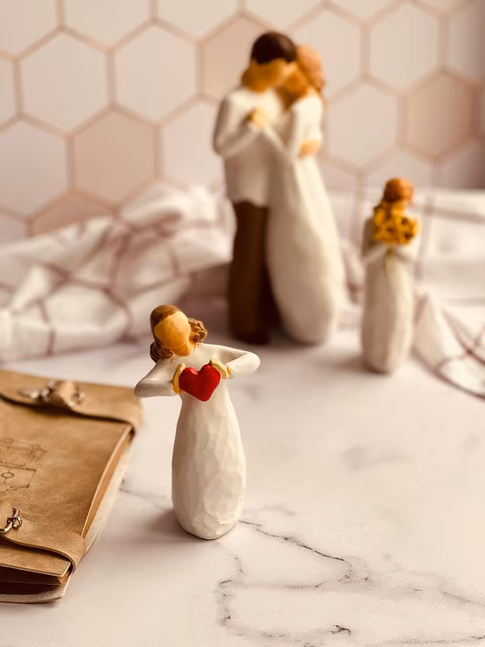 مجسمه ی فرشته ی قلب به دست