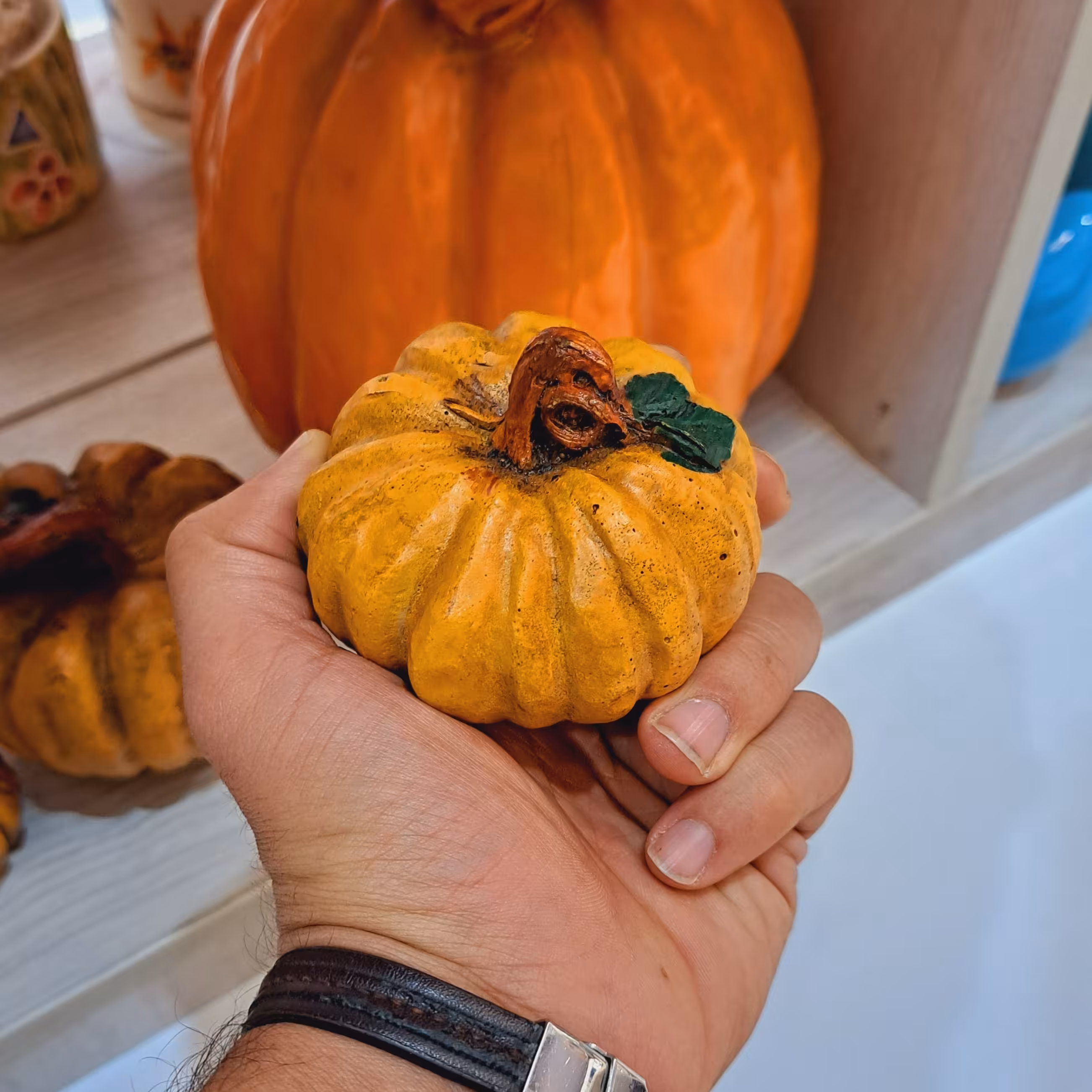 مجسمه کدو تزیینی  8سانتی مجسمه کدو پاییزی کدو هالوین کدو رزینی  کدو پلی استر  کدو دکوری کدو عکاسی