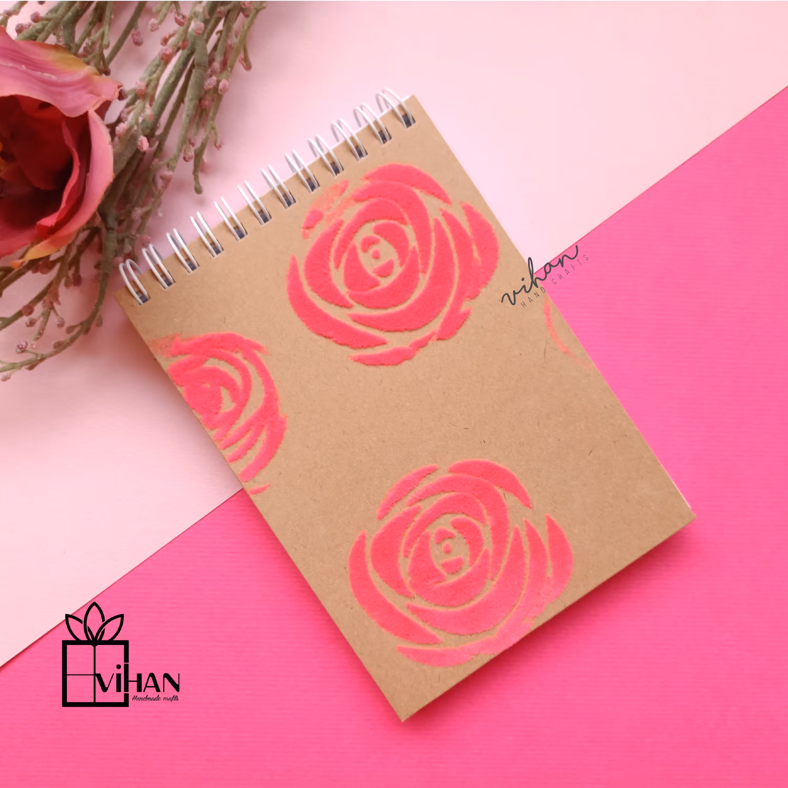 دفتر یادداشت سایز A6 با روکش کرافت و گلهای رز مخملی برجسته