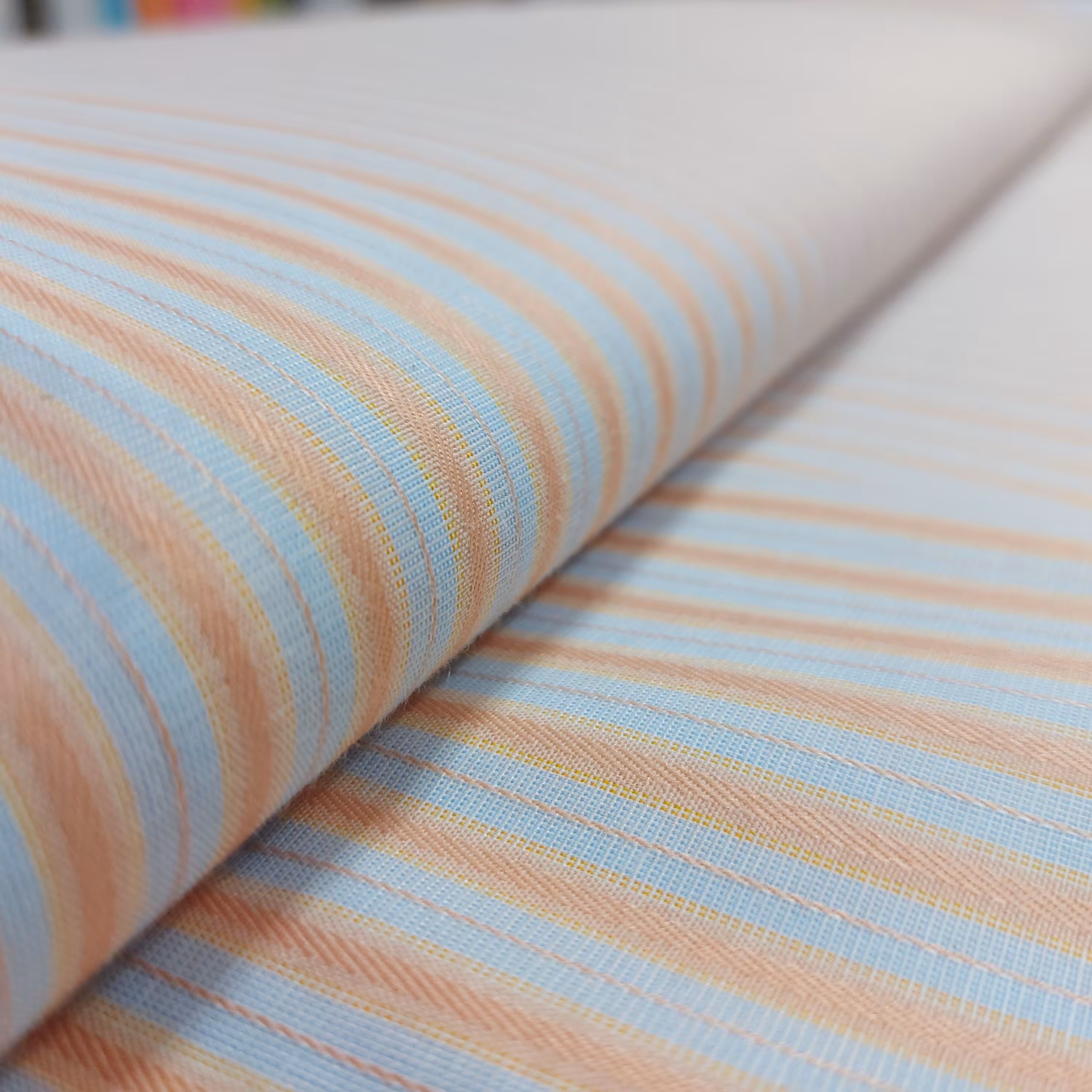 پارچه پیراهنی مردانه قواره سایز ایکس ایکس لارج تترون پیراهنی طرحدار راهراه زمینه سفید طرح 11 عرض 150 سانتی متر