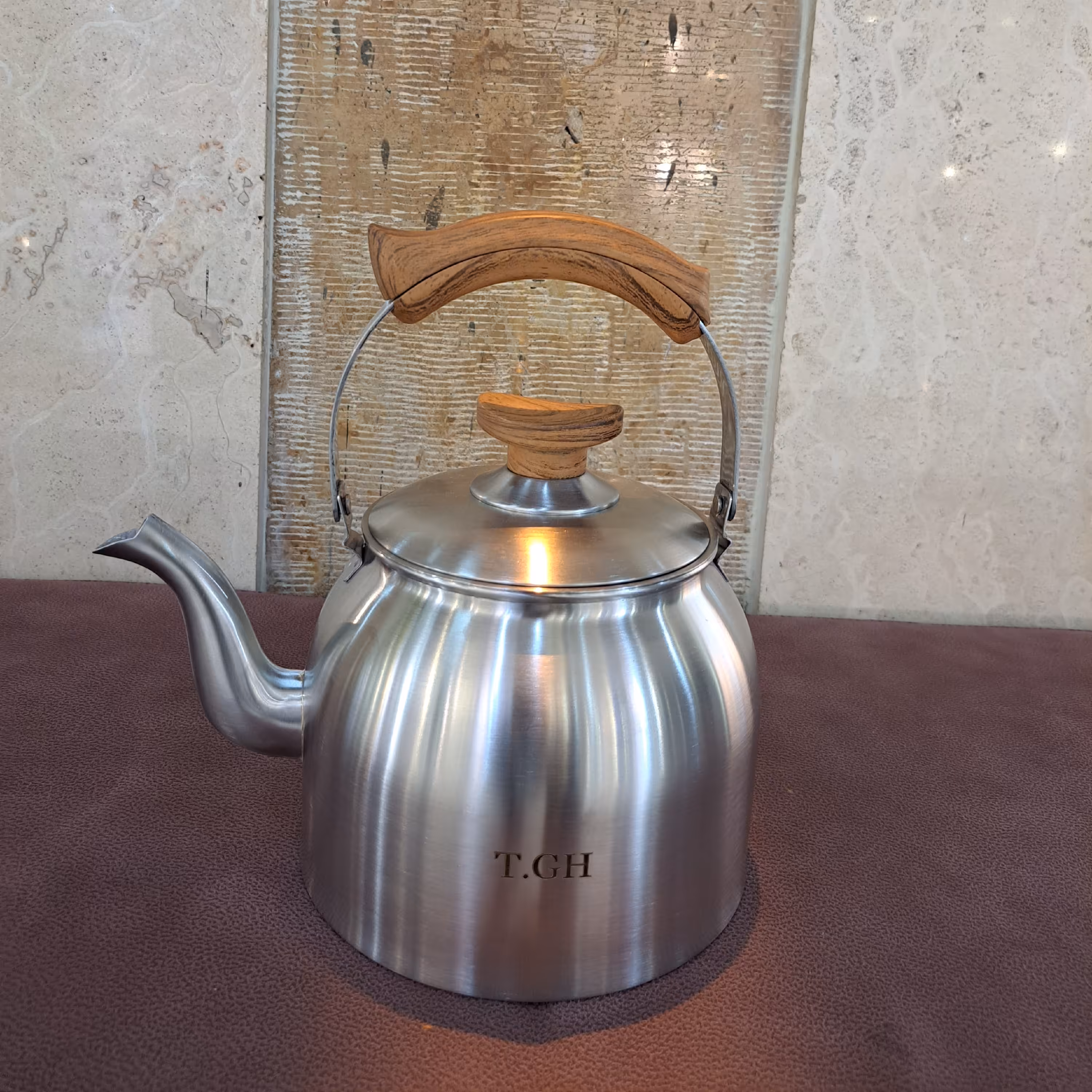 کتری2.5 لیتری کف چدن استیل مات دسته باکالیت طرح چوب  برند قیطاسی