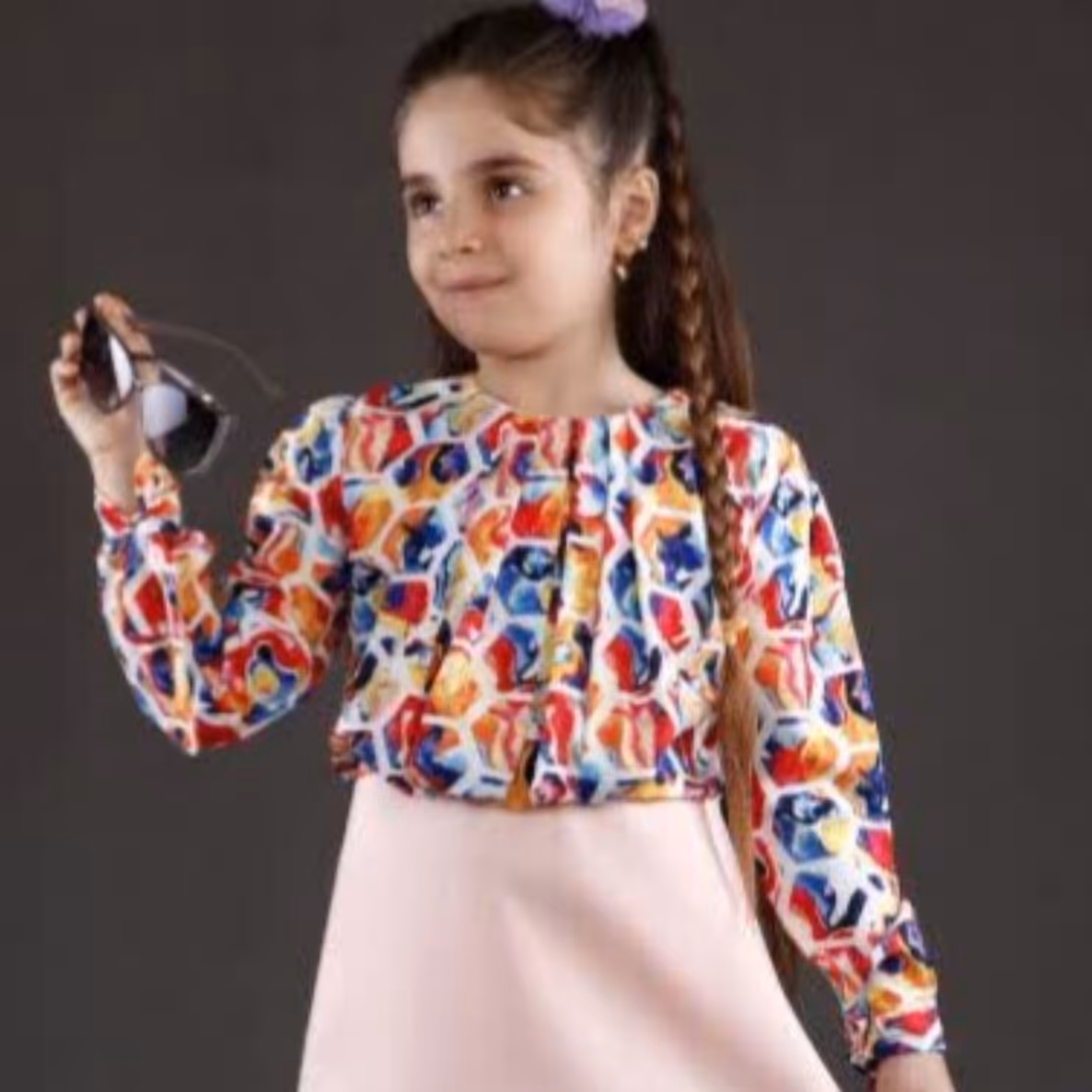 پیراهن دخترانه بوگاتی یقه پلیسه، در 2سایز ،55، و رنگ گلبهی پارچه بالاتنه بوگاتی، پارچه دامن اسکاچی