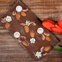 شکلات تبلتی آجیلی شیری دست ساز 80 گرمی مناسب برای هدیه