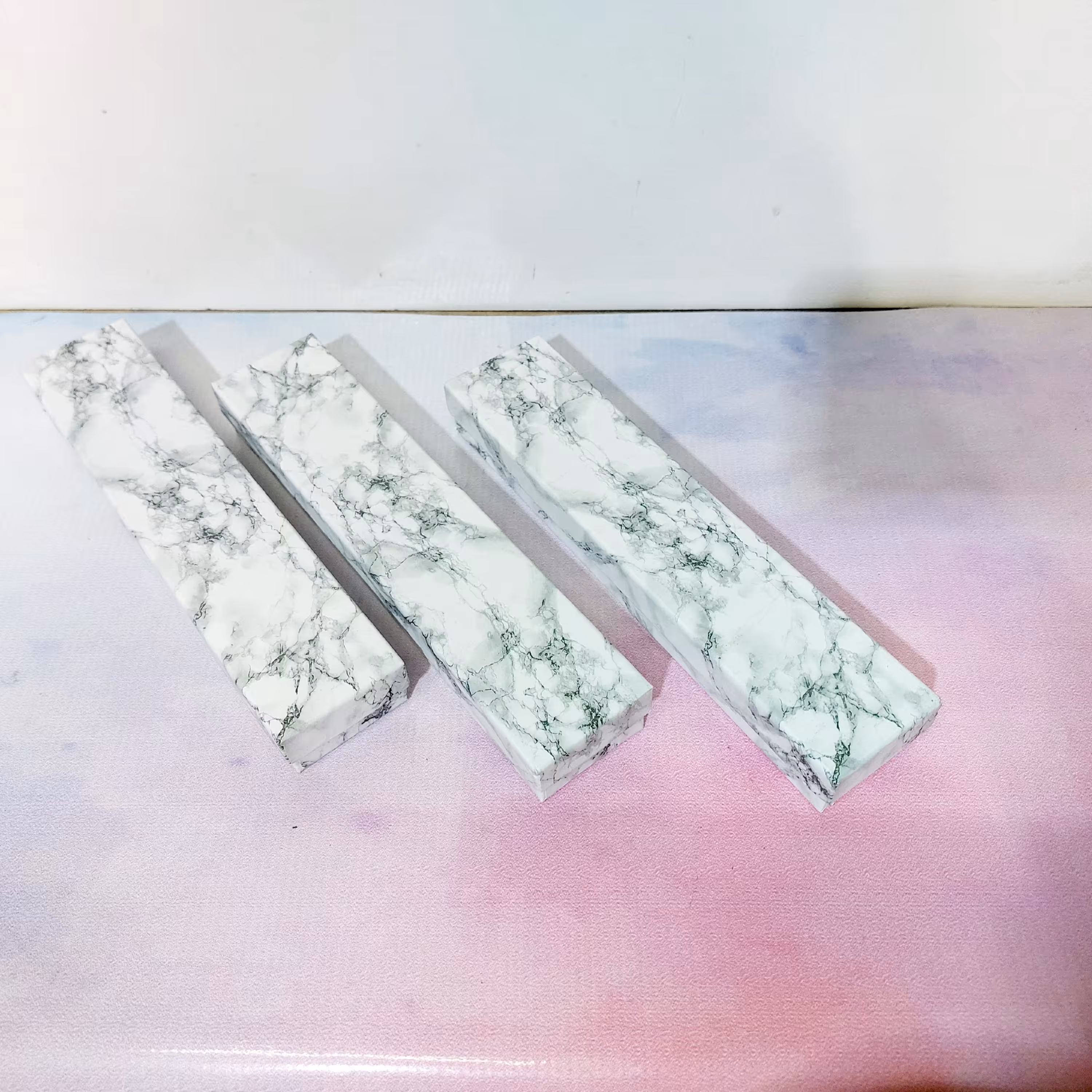 جعبه مقوایی 6 عددی سخت طلا و جواهر  و بدلیجات  دستبند هاردباکس طرح سنگ مرمر  کهن دارای ابر مخمل کهن 