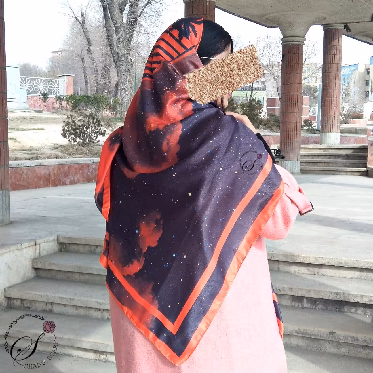 روسری نخی مشکی حاشیه قرمز یلدایی طرح نخل و ساحل قواره 140 جنس پارچه جناغی