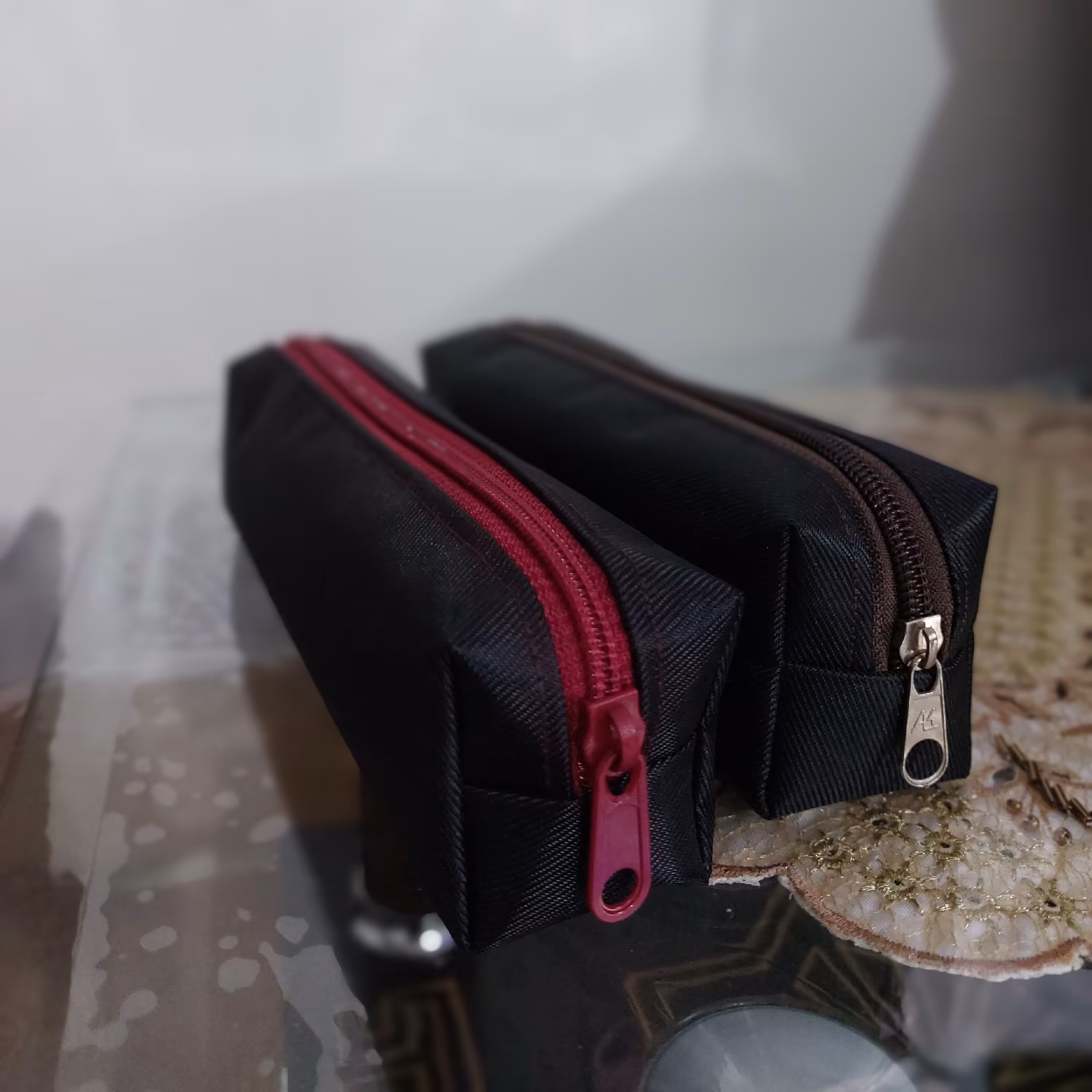 جامدادی مشکی برزنتی کجراه (فروش عمده)پک 10 تایی