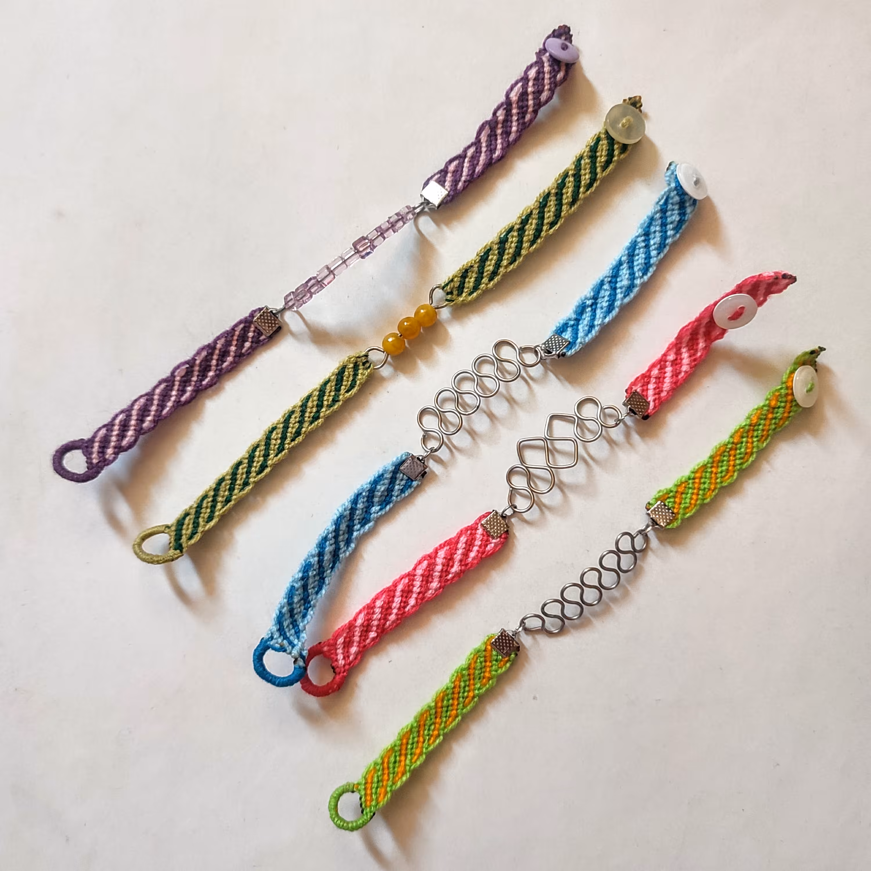 دستبند دوستی طرح خطی یک سانتی چارم دار