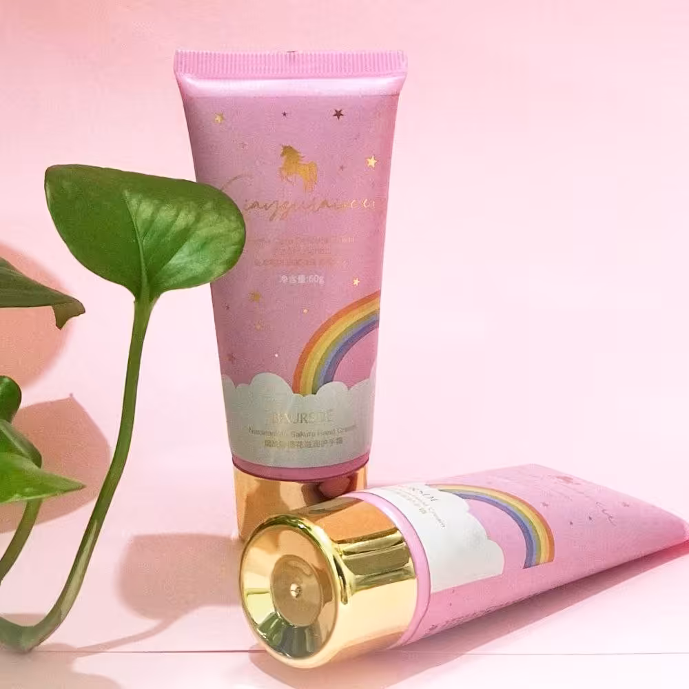 کرم نرم کننده و آبرسان فانتزی تک شاخ حاوی عصاره شکوفه گیلاس  خوش بو ضد پوسته شدن دست روشن کننده و...