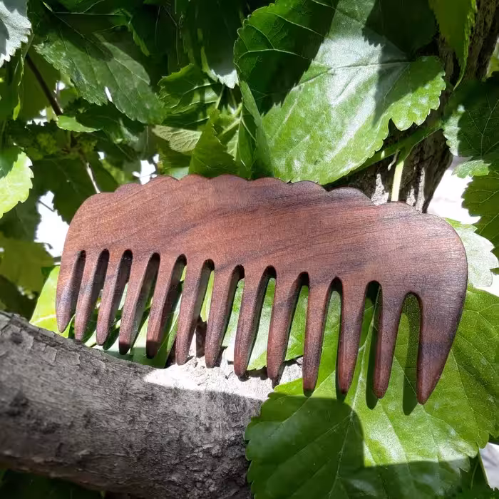 شانه چوبی گردو دندانه متوسط عرض پنج و نیم سانت دالبرهای ریزتردسته قطر هشت میلیمتر چوب گردو یک تکه دستساز چوبکده بد سفید