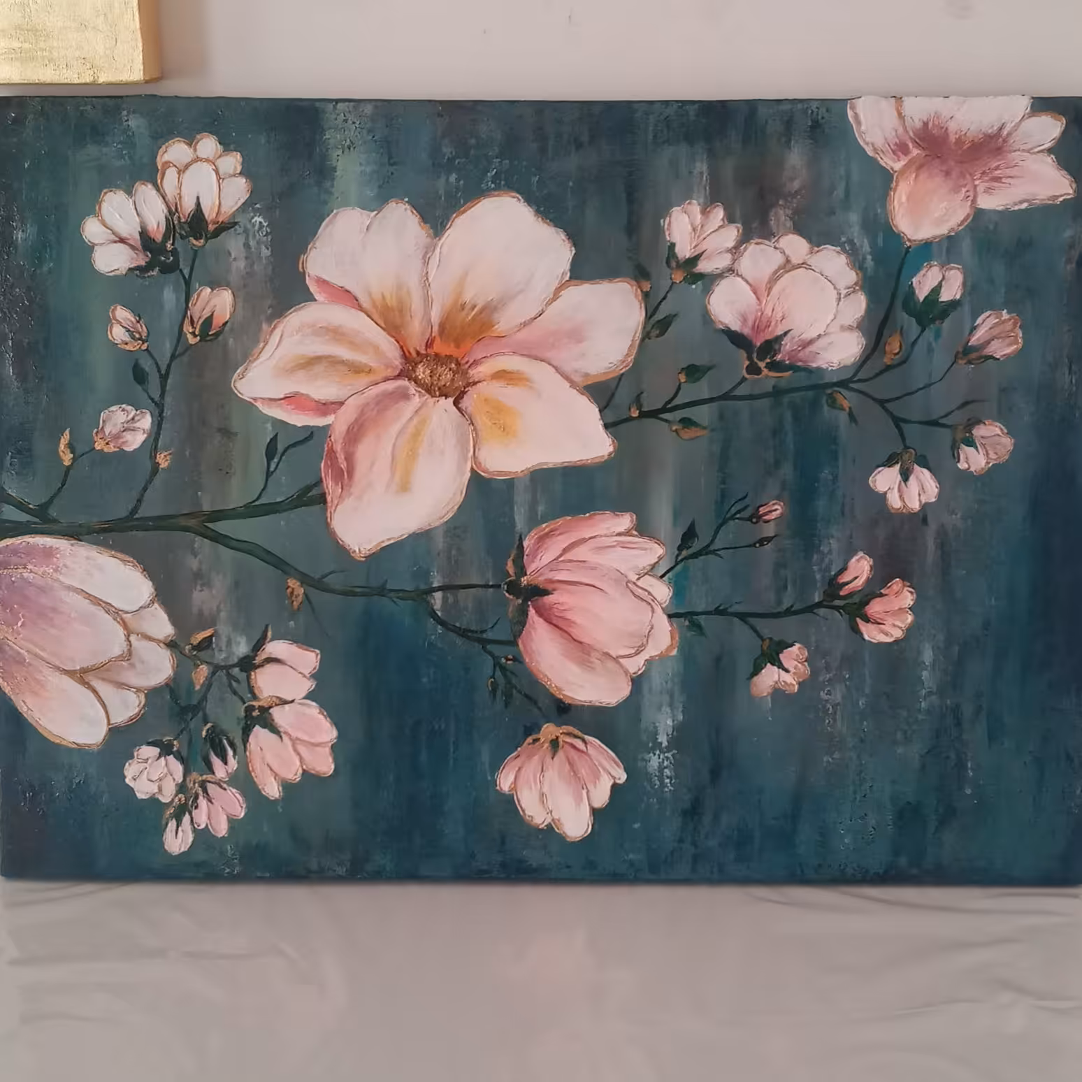 تابلو نقاشی طرح شکوفه  اجرا شده با ورق طلا و رنگ وروغن روی بوم 