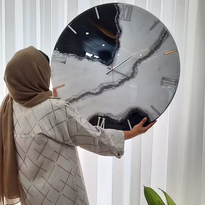 ساعت دیواری رزینی قطر 80 سانت تم سفید مشکی طرح ژئود