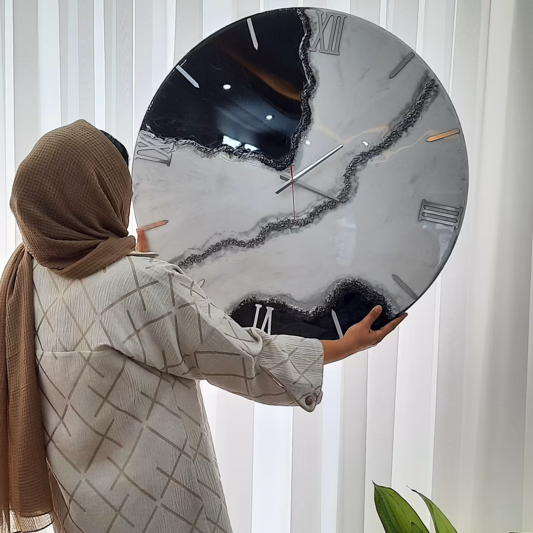 ساعت دیواری رزینی قطر 80 سانت تم سفید مشکی طرح ژئود