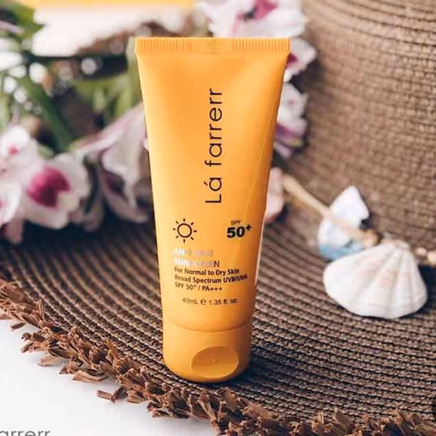 کرم ضدآفتاب و ضد لک بی رنگ لافارر مدل SPF 50 مناسب پوست های خشک و معمولی انقضا 1405 ح