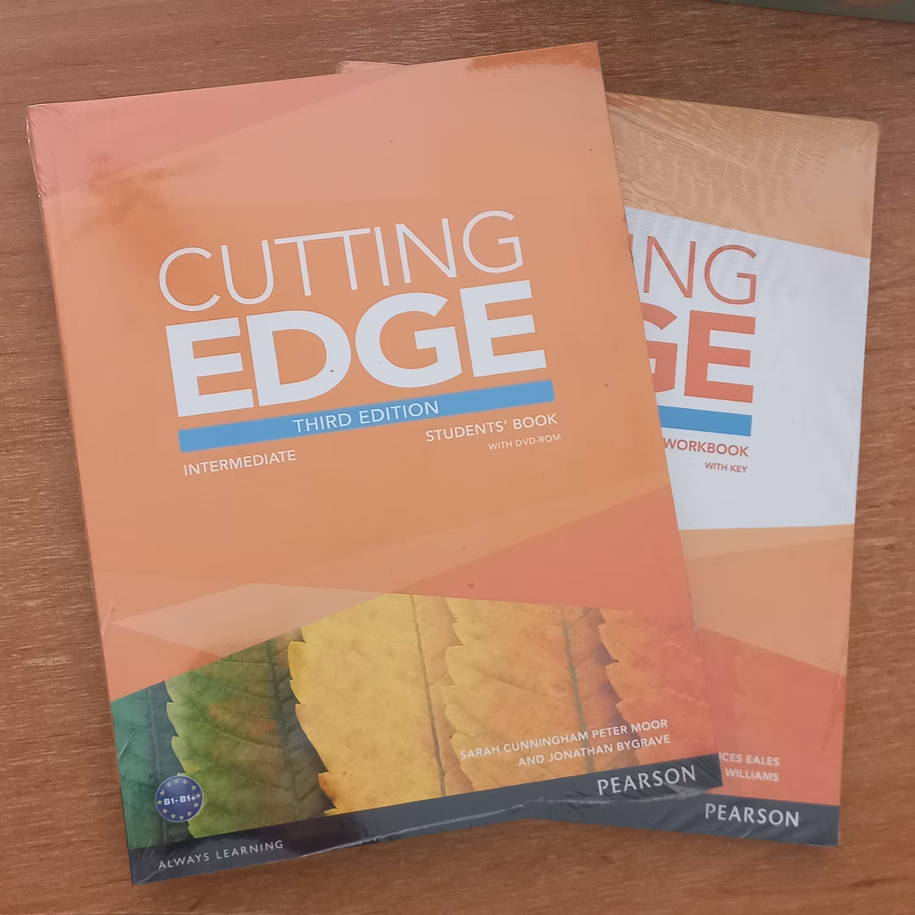 کتاب کاتینگ ادج اینترمدیت Cutting Edge Intermediate همراه با کتاب کار و cd