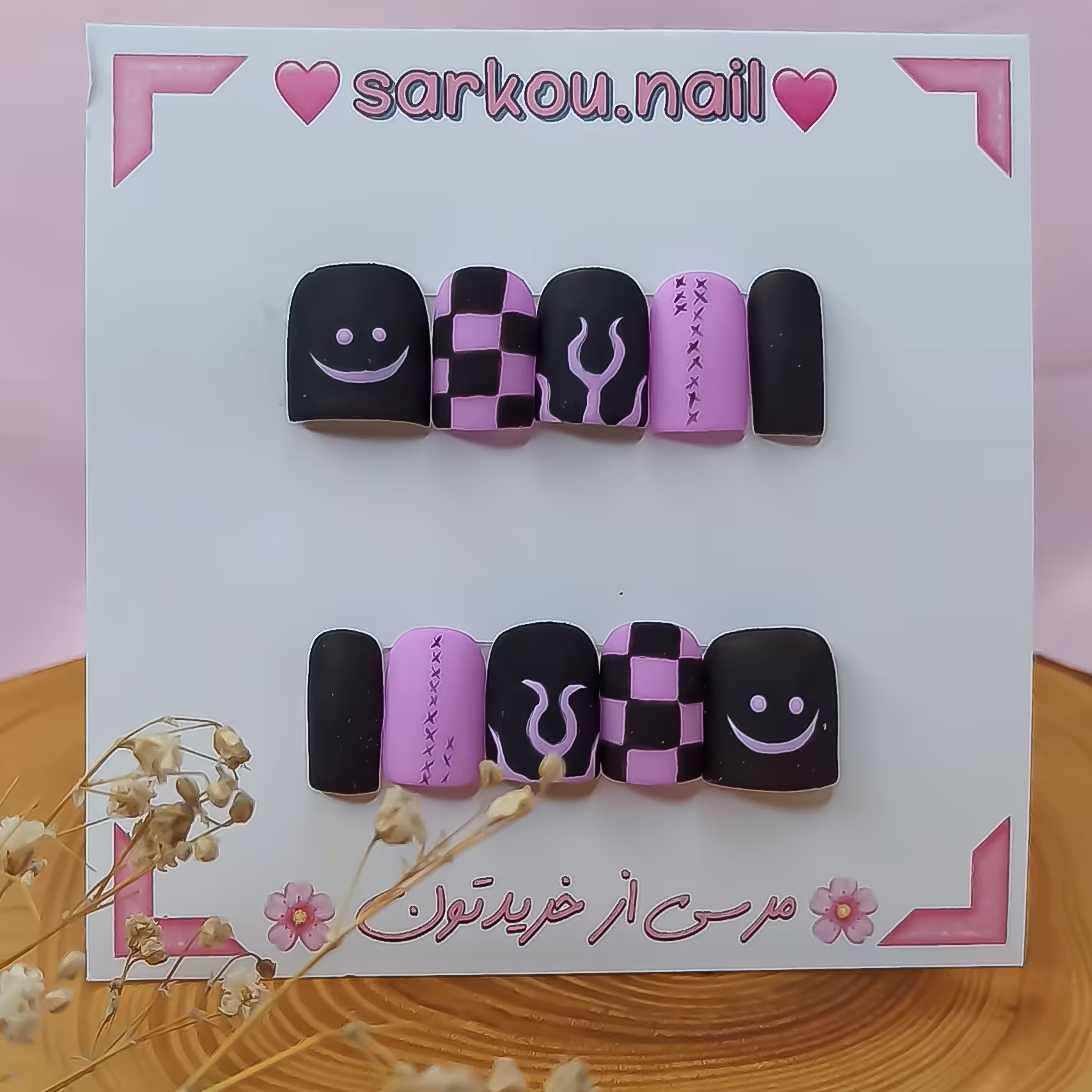 ناخن مصنوعی مات  ساخته شده با مواد کاشت طرح لبخند 