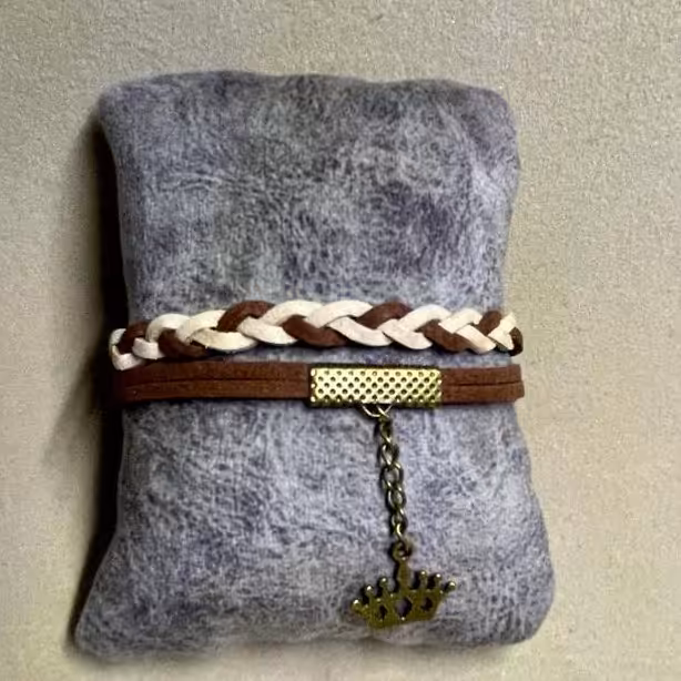 دستبند تریشه چرمی مدل بافت قهوه ایی و کرم همراه با زنجیر و خرج کار برنزی طرح تاج و فروهر