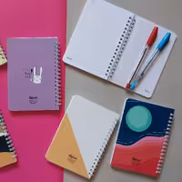 دفتر یادداشت 80 برگ الیپون

- ابعاد 11×16
- جلد نرم (مقوای گلاسه) 
- سیمی از بغل
- کلاسیک و فانتزی
- 80  برگ