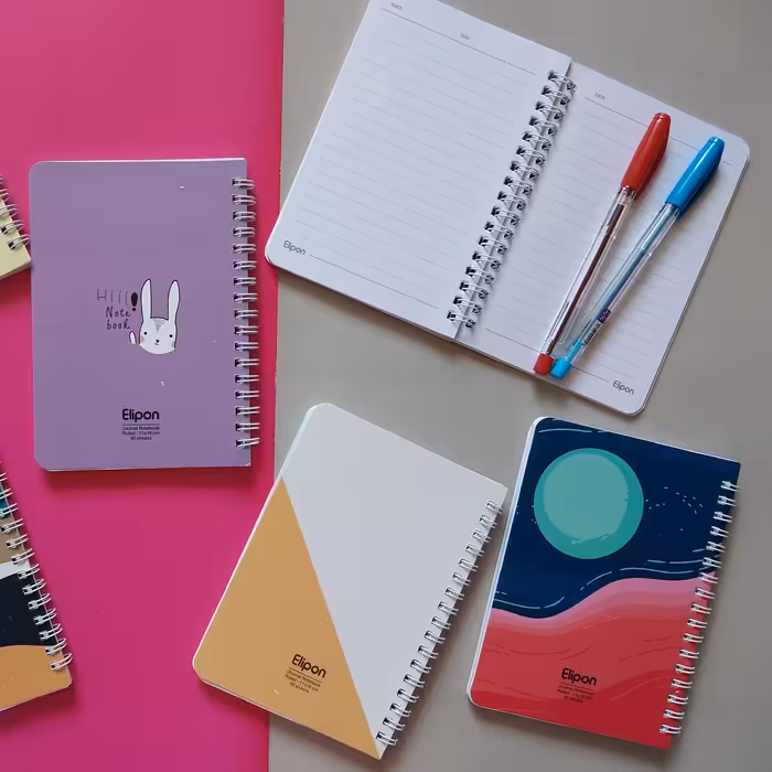 دفتر یادداشت 80 برگ الیپون

- ابعاد 11×16
- جلد نرم (مقوای گلاسه) 
- سیمی از بغل
- کلاسیک و فانتزی
- 80  برگ