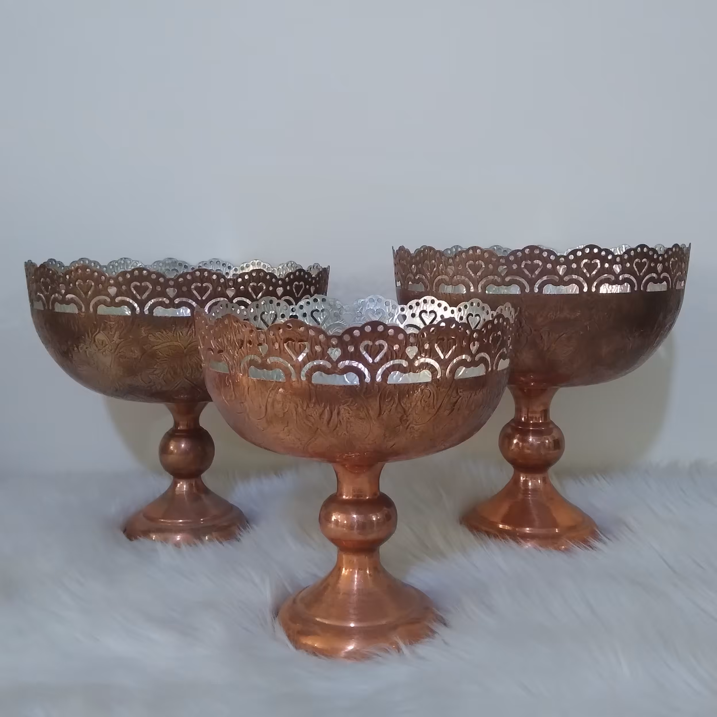 سرویس پذیرایی مسی قلمزنی شده داخل قلع اندود،شامل میوه،اجیل وشکلات خوری