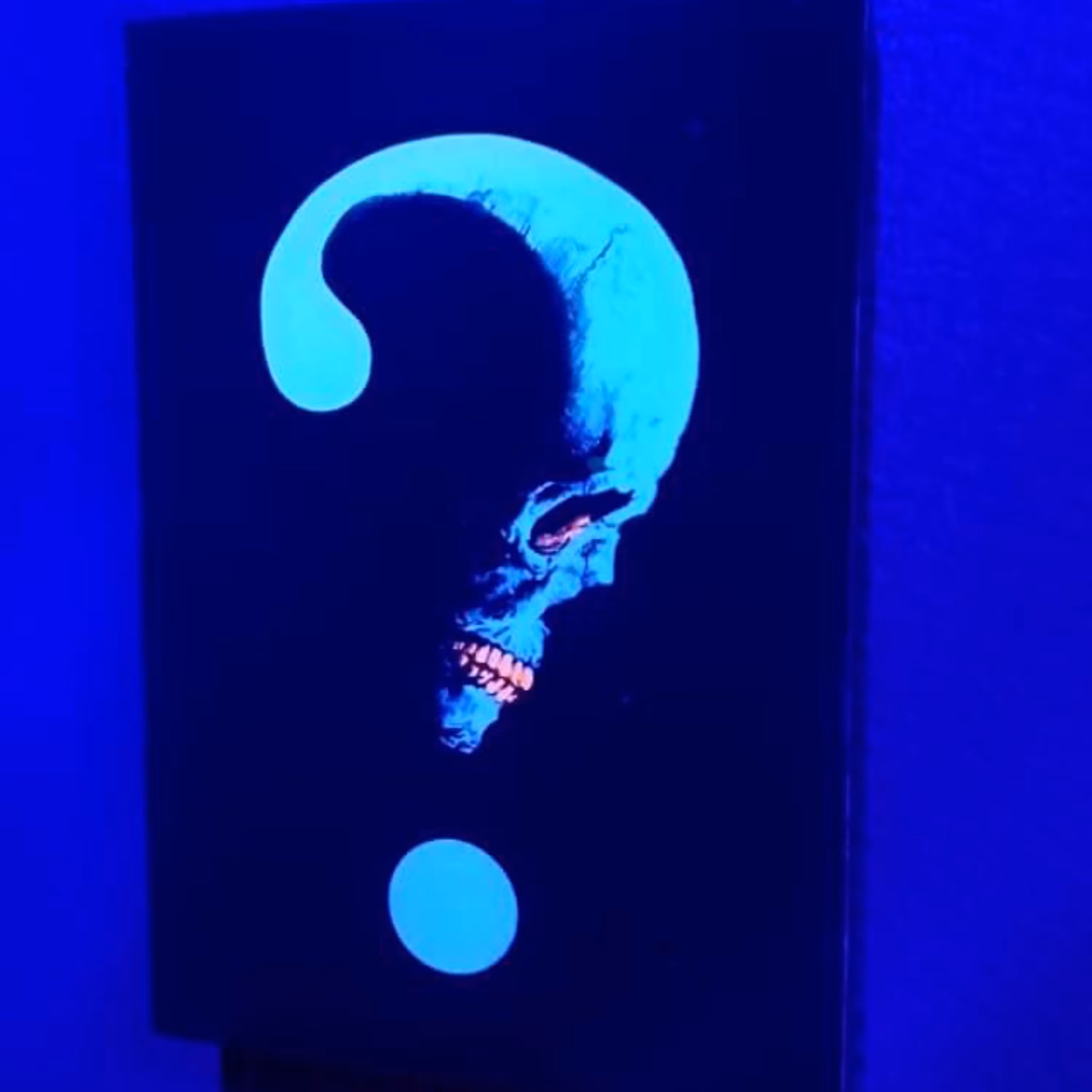 تابلو بلک لایت با طرح علامت سوال سایز 15 در 20 سانتی متر Blacklight