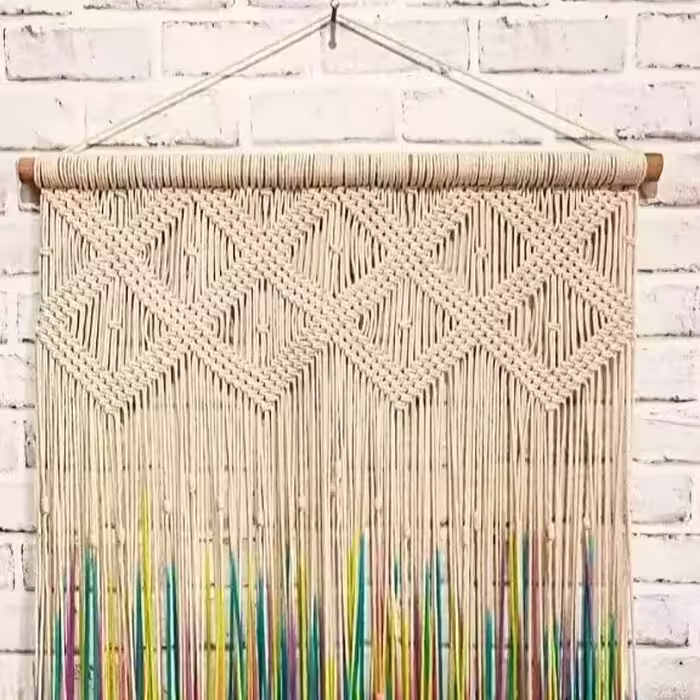 دیوارکوب مکرومه همراه با منگوله ،که رنگ منگوله به دلخواه و سلیقه ی مشتری عزیز قابل تغییر است
