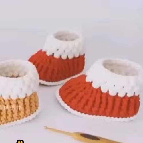 پاپوش بافتنی کودکانه مناسب 2سال  ترکیب رنگی سبز فسفری وسفید موجوده در رنگها وسایزهای دیگر هم قابل سفارش