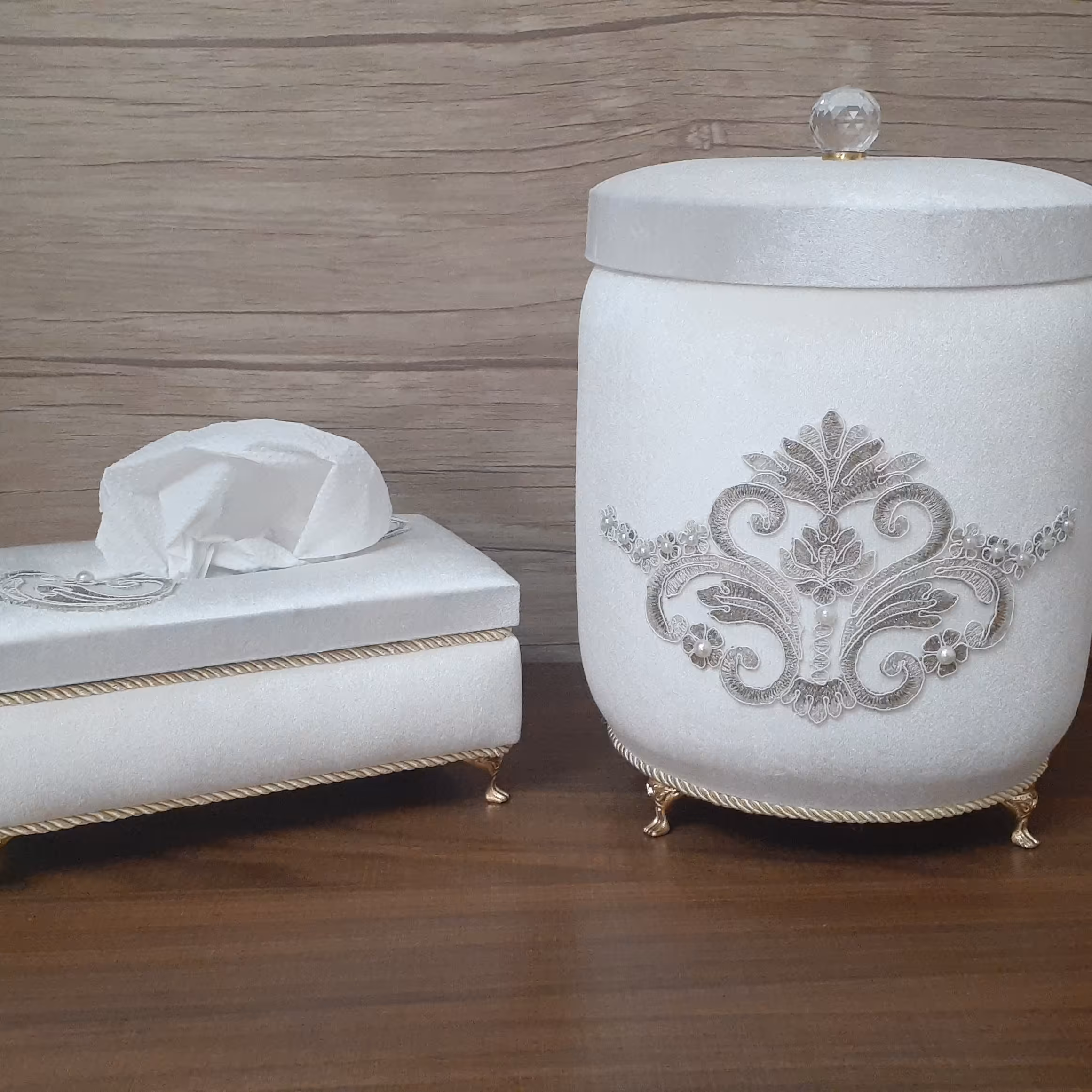 سطل وجا دستمال مخمل شیری فاماگرام