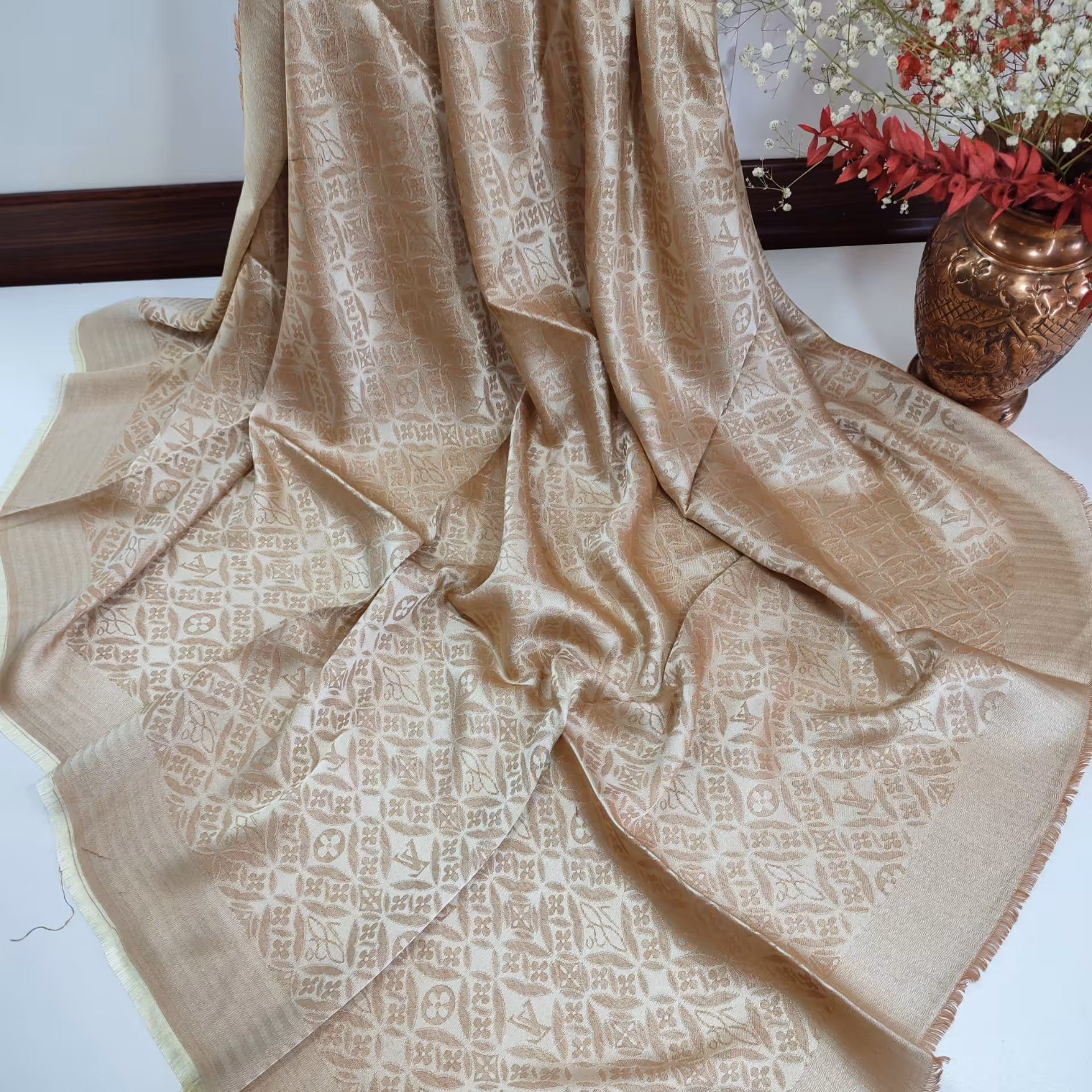 روسری قواره دار ژاکارد بسیار باکیفیت با رنگبندی بسیار جذاب مناسب مهمانی ها با سر خور بسیار عالی
