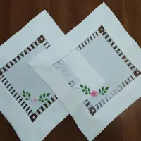 رومیزی ژوردوزی و گلدوزی شده با دست مناسب میز عسلی رنگ شیری ابعاد 40در40