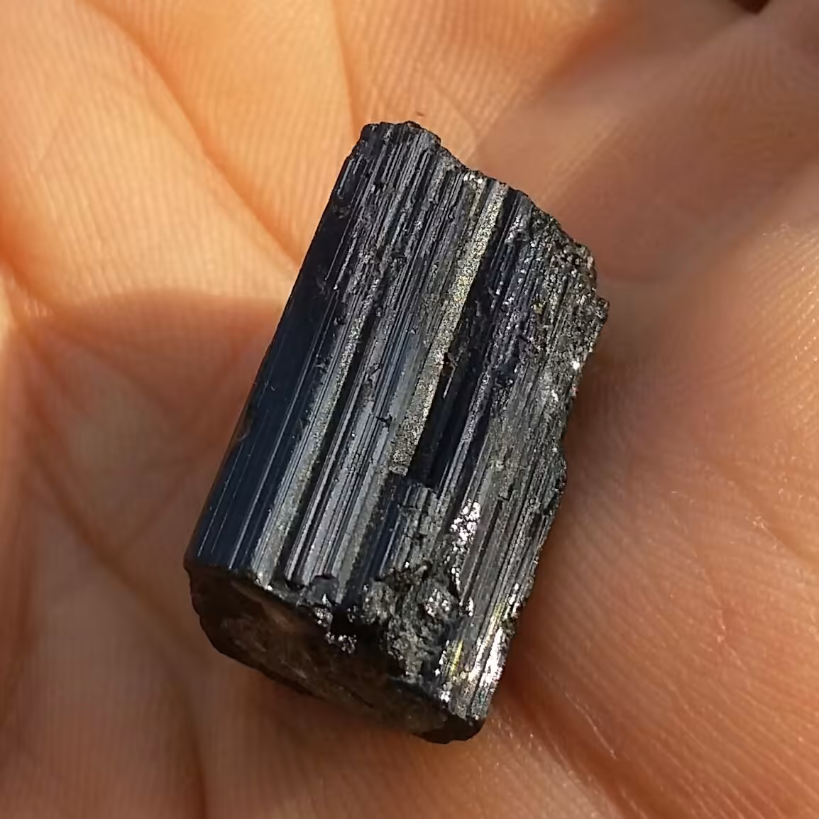 سنگ راف تورمالین شرول وارداتی ارزشمند شاااهکااار خلقت 100درصد طبیعی
مناسب جهت کلکسیون و ساخت نگین
بینظیییرر