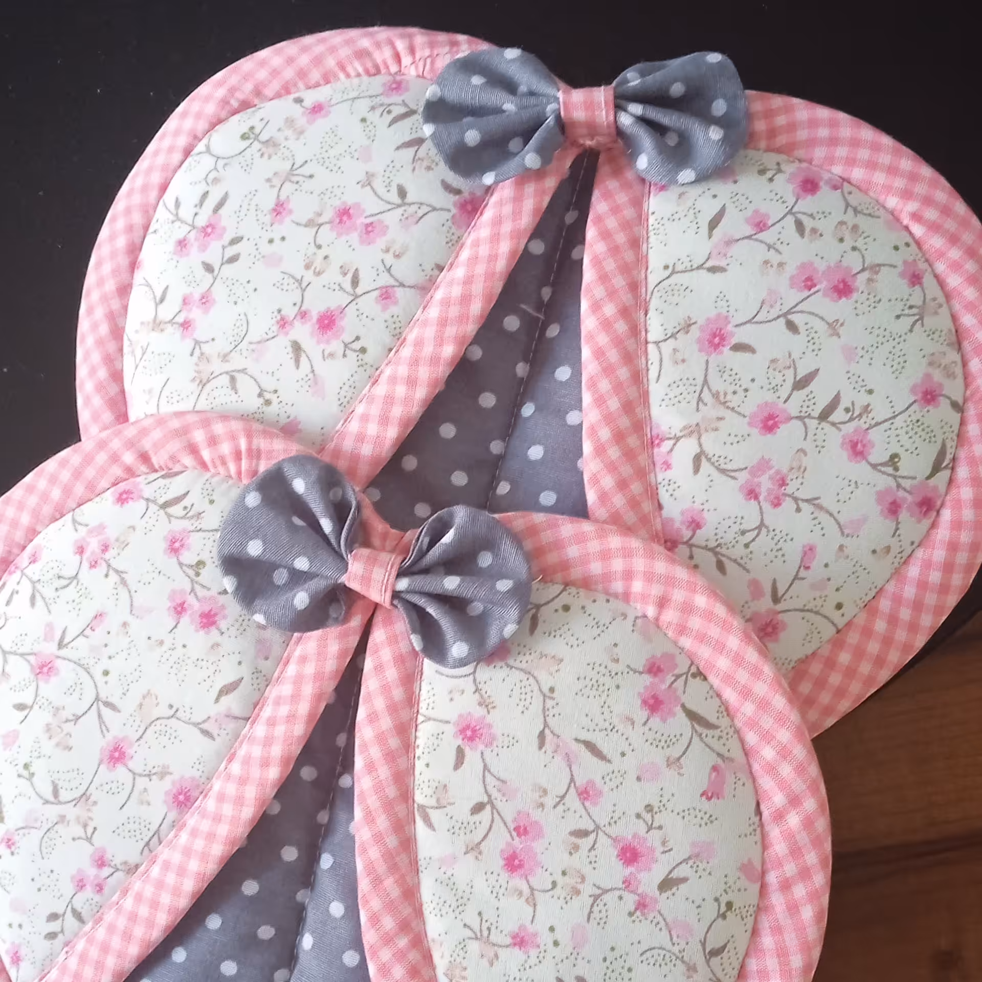 دو جفت دستگیره قلبی و کاپ کیکی به همراه یک دستمال آشپزخانه به عنوان هدیه 