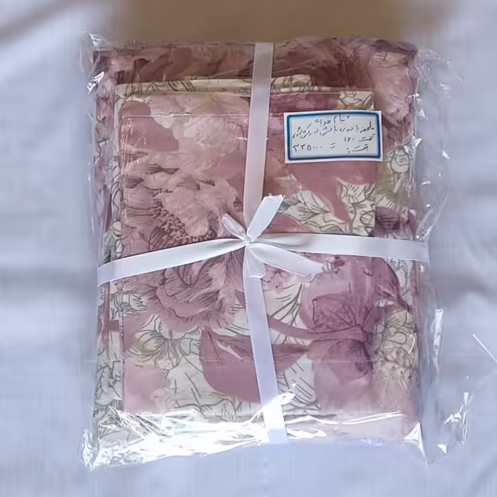 ست دونفره روتشکی نخی دور کش دوزی شده صورتی روشن گلدار به علاوه دو عدد رو بالش 