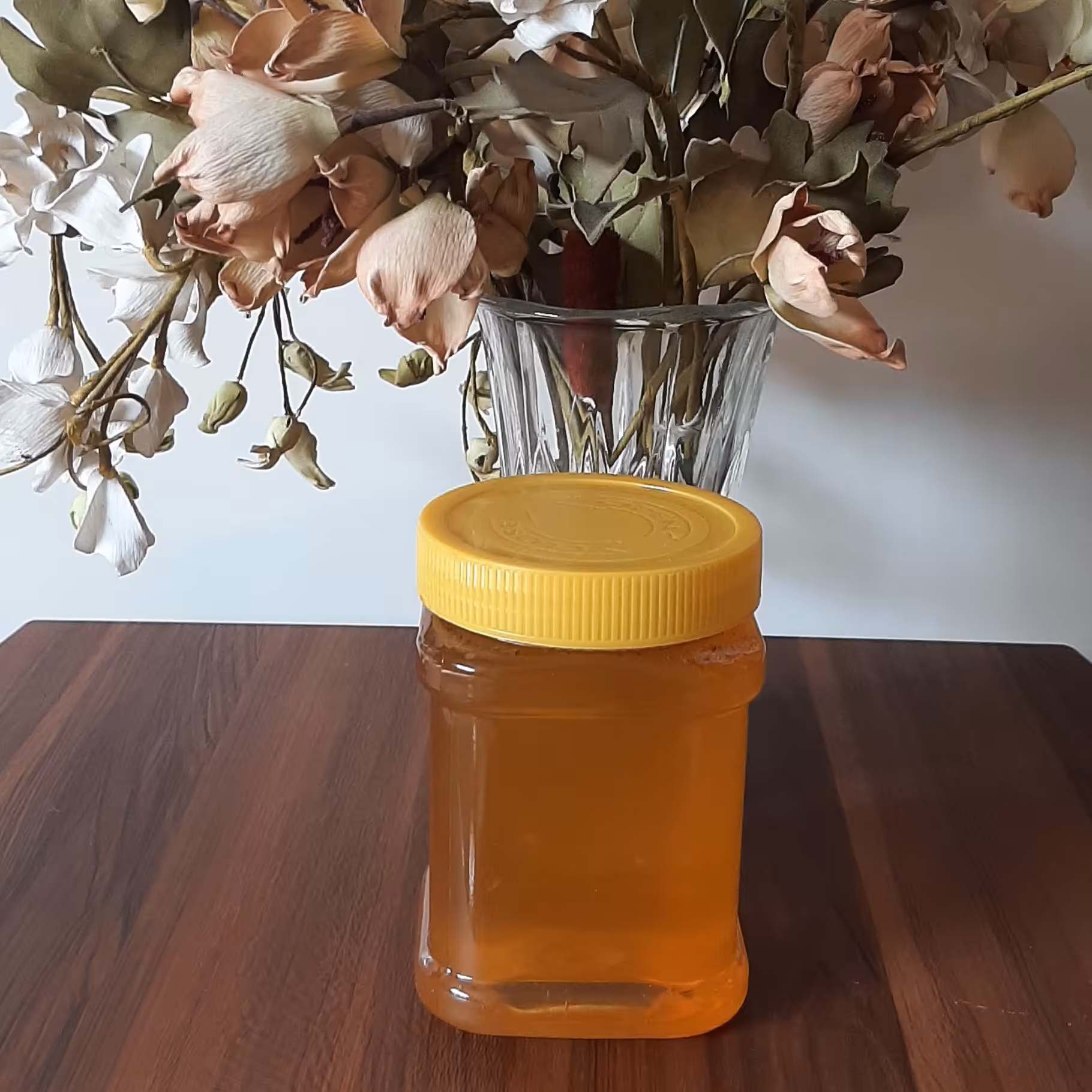 عسل گون طبیعی از کوههای زاگرس استان چهارمحال و بختیاری (کوهرنگ و دیناران)در ظرف یک کیلویی