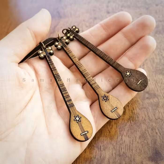 گردنبند ساز سه تار چوبی با بند چرمی