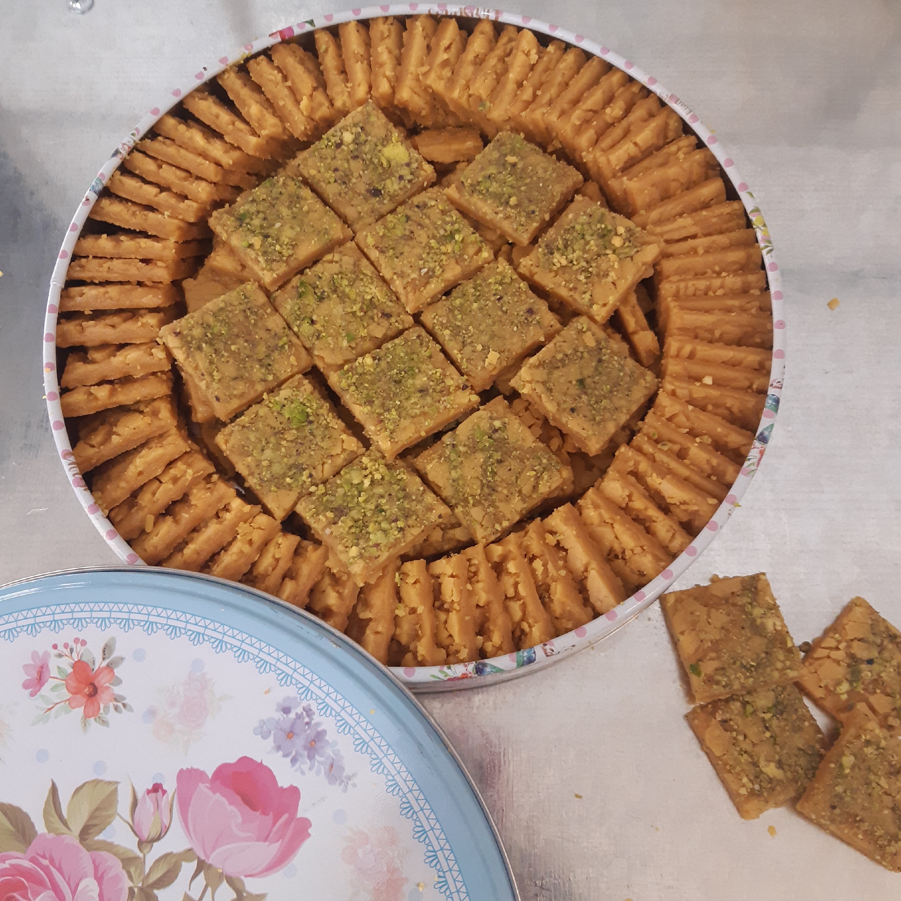 سوهان باقلوایی مخلوط (کره ای نباتی ) زعفرانی 1کیلوگرم