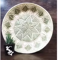 ظرف حصیری دیوار کوب و جای میوه بافت تسمه ای دو رنگ بسیار زیبا سایز حدودا 40 سانت برند پریماه