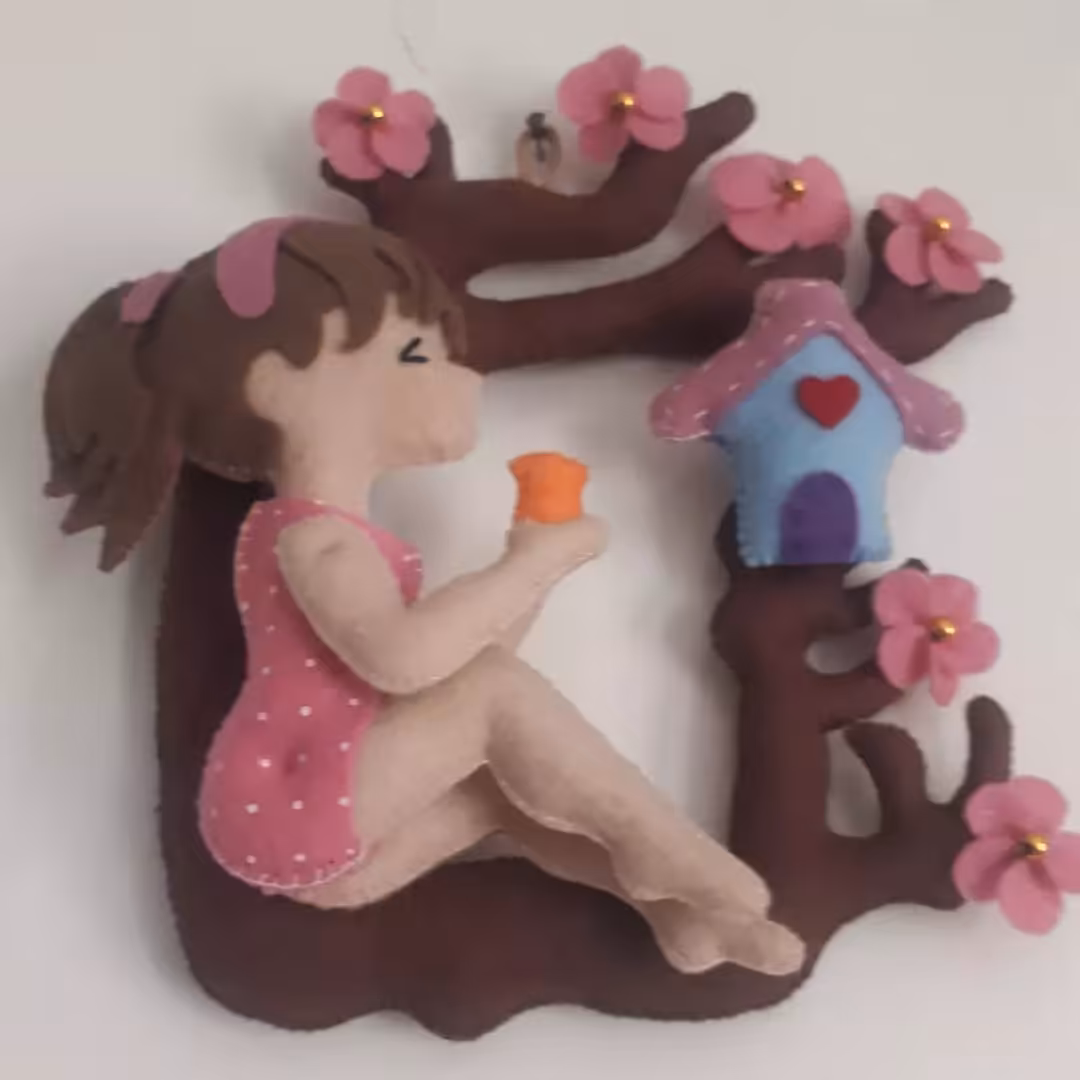 آویز زیبای نمدی مدل درخت ودختر وکلبه وزن آویز 70گرم،ارتفاع درخت 23سانتی متروقد دختر19 سانتیمتر