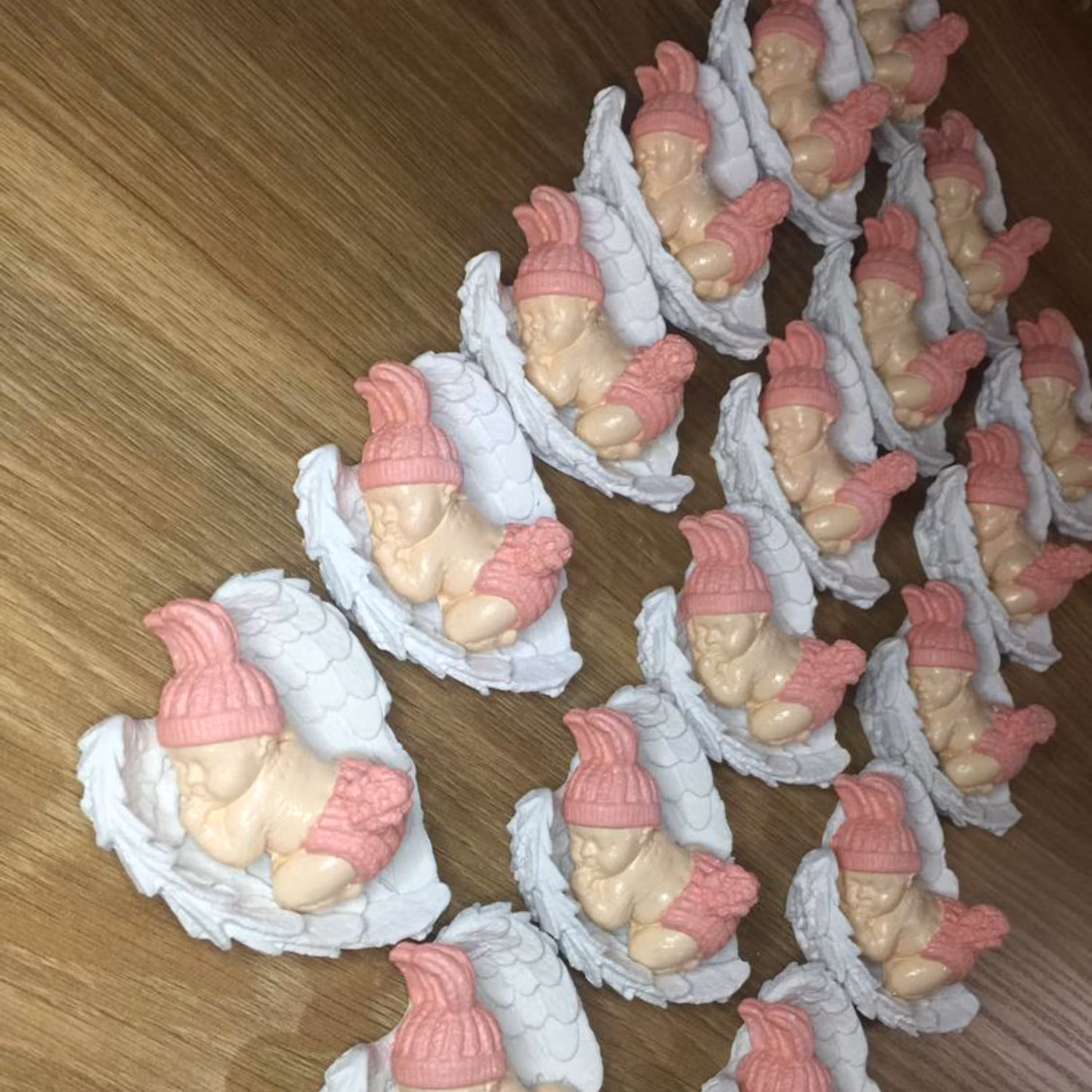 گیفت نوزاد داخل بال فرشته در رنگبندی سفارشی 