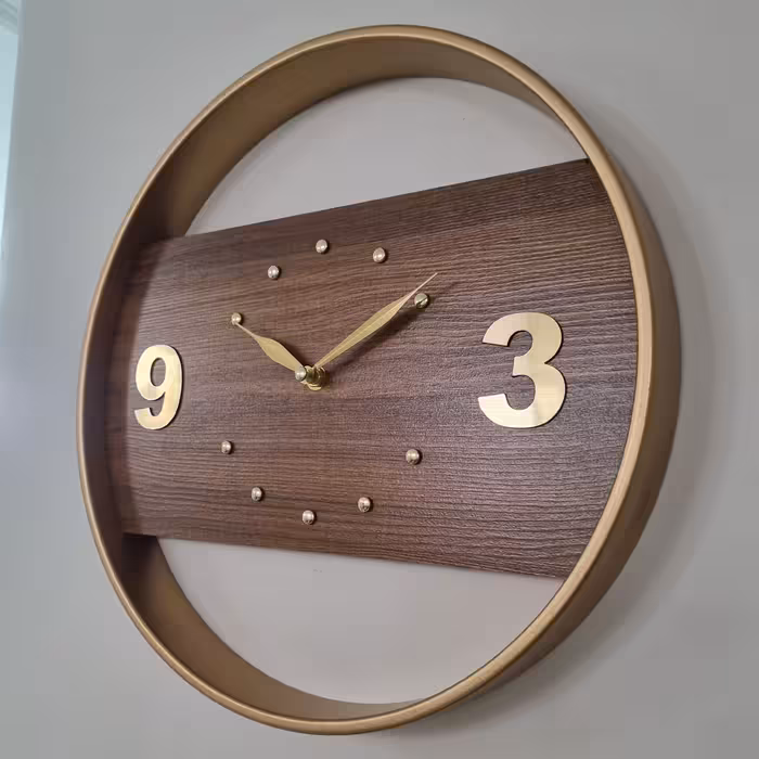 ساعت دیواری قطر 37 قاب طلایی صفحه قهوه ای طرح چوب