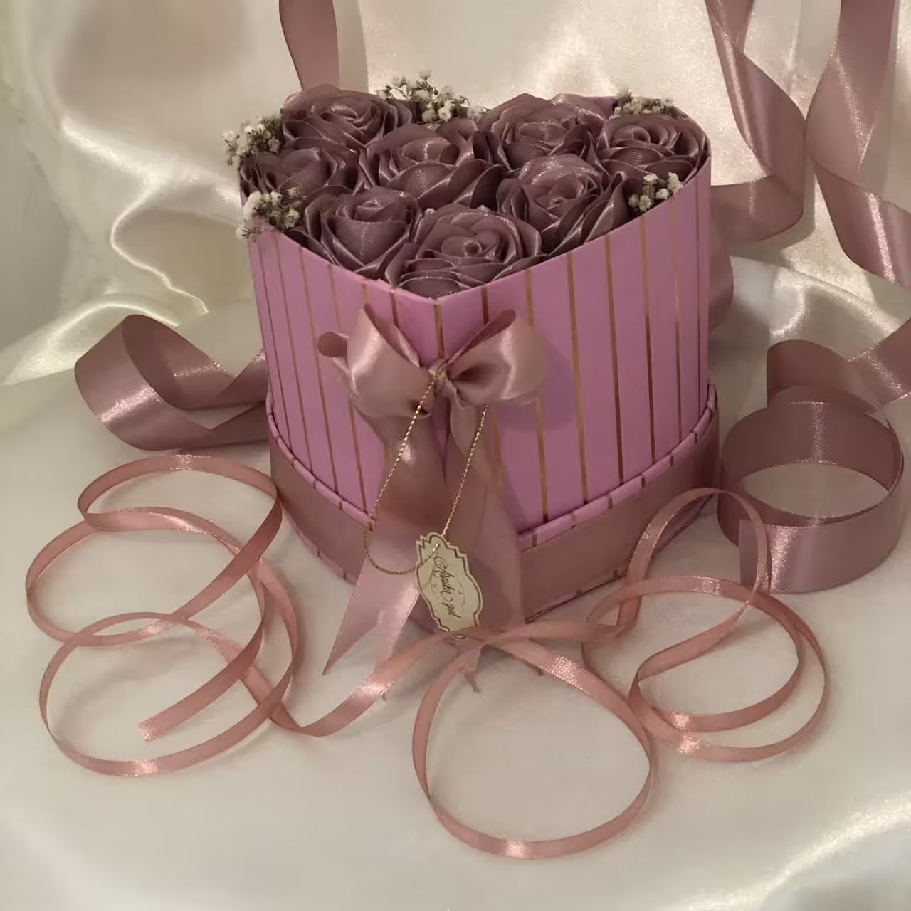 باکس گل روبانی یاسی رنگ به اندازه cm14درcm15 و ارتفاع21cm 