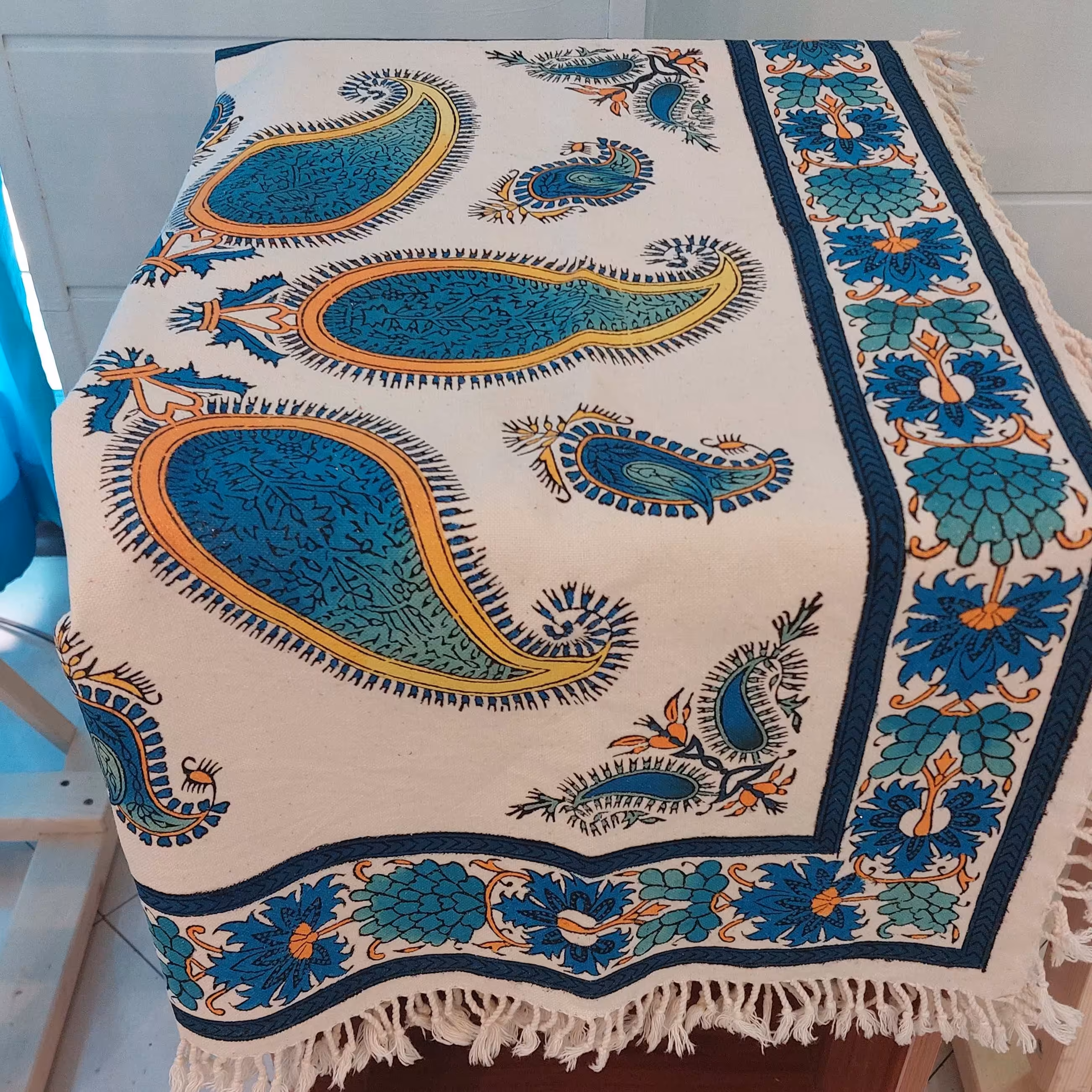 سفره رومیزی قلمکار رنگ شده با دست و رنگهای مخصوص قلمکاری تثبیت رنگ شده 