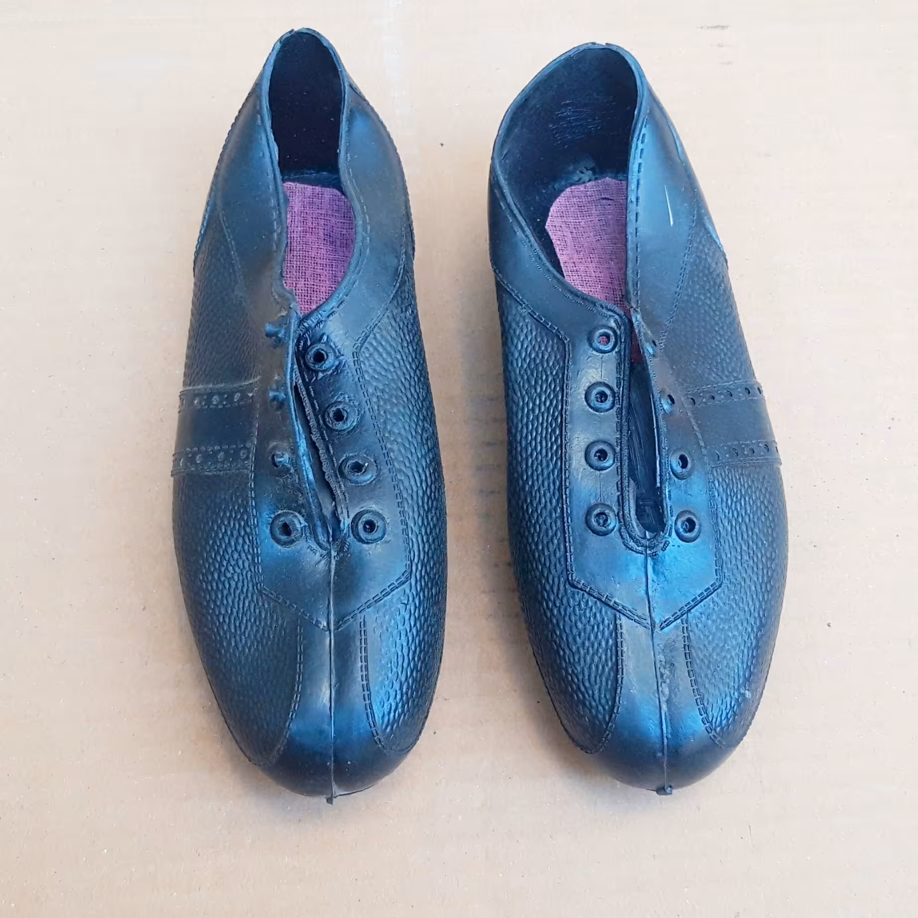 کفش گالش فوتبالی میخ دار ، بسیار قدیمی و خاطره انگیز 