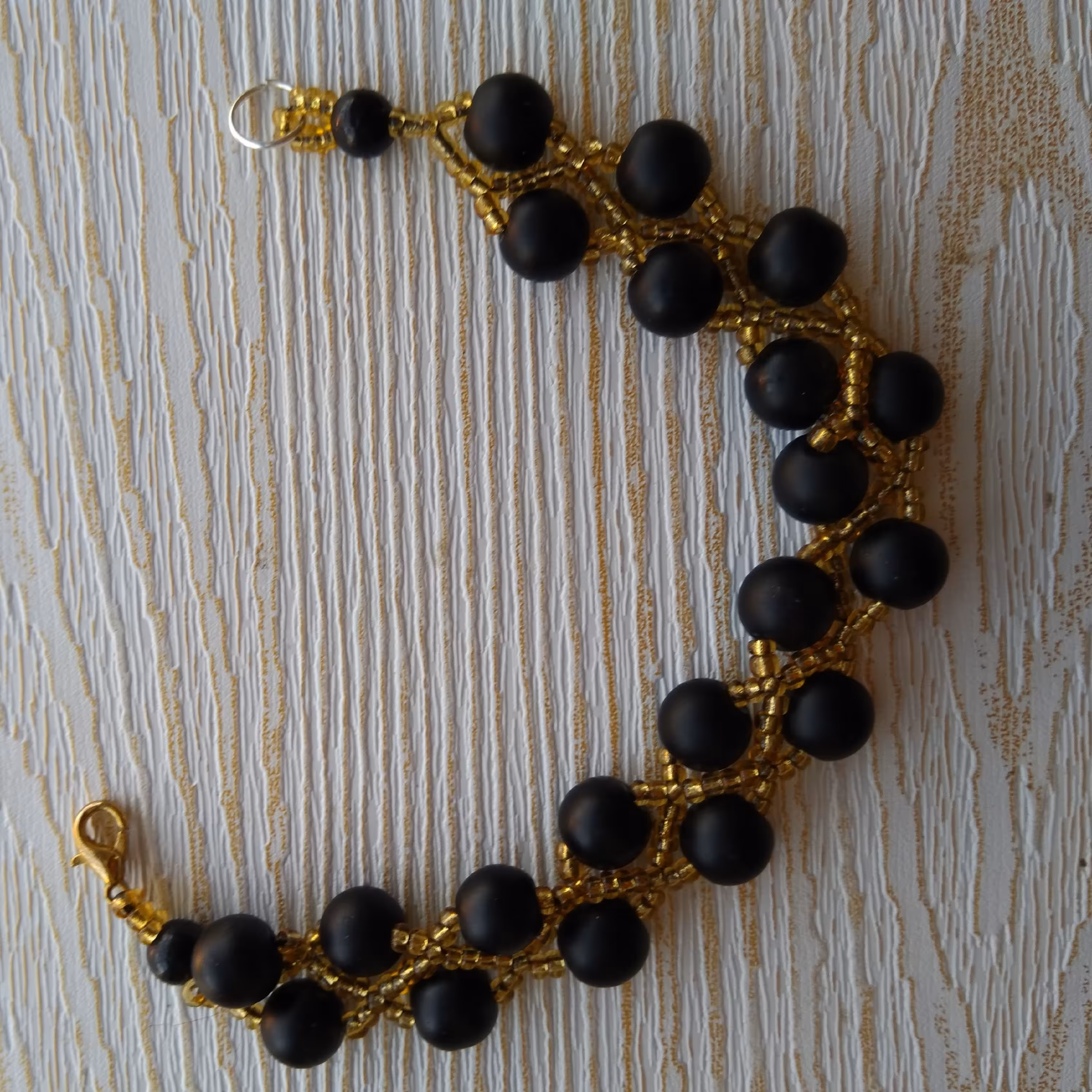 دستبند زنانه  ارسال رایگاااان. مشکی مات منجوق بافی شده