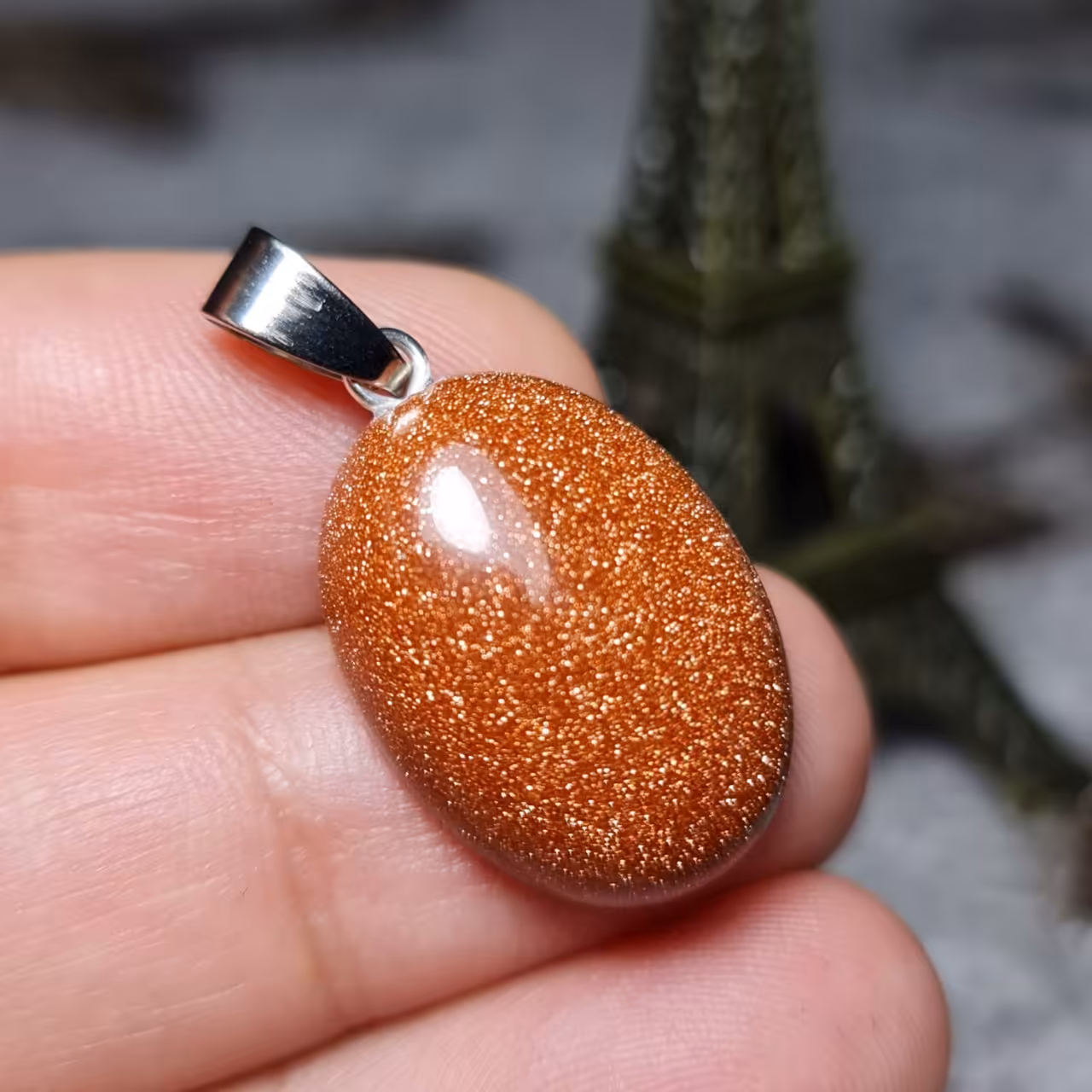 گردن آویز فوق العاده زیبای دلربای قهوه ای با بند چرمی 
کد 24991