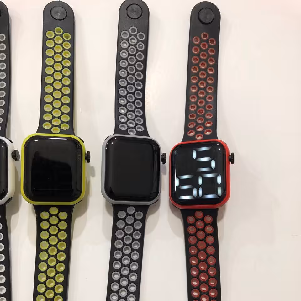 ساعت مچی ال ای دی طرح هوشمند بند قابل تعویض با جعبه هدیه زیبا