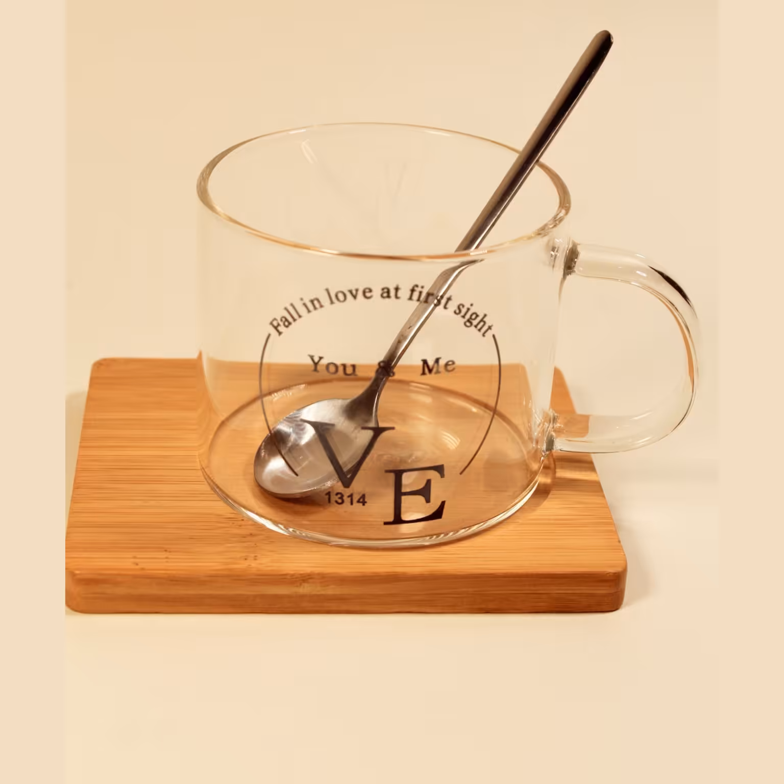 ماگ تکست دار  به همراه زیره چوبی l ارتفاع 7  l قطر 8  l زیره چوبی : عرض 9/5 l  ارتفاع 12