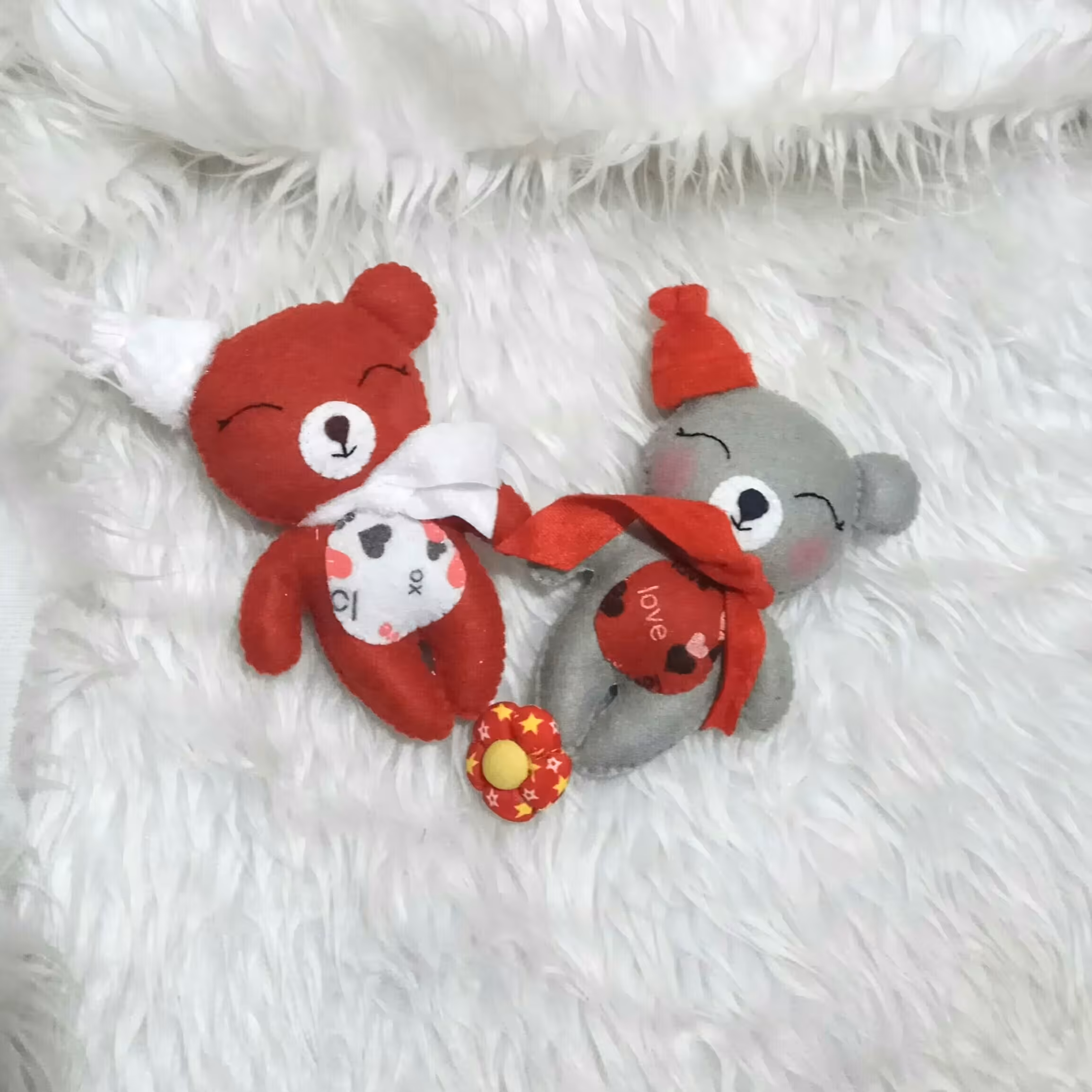 عروسک خرس نمدی  در دو رنگ طوسی و قرمز  ( تک عددی)